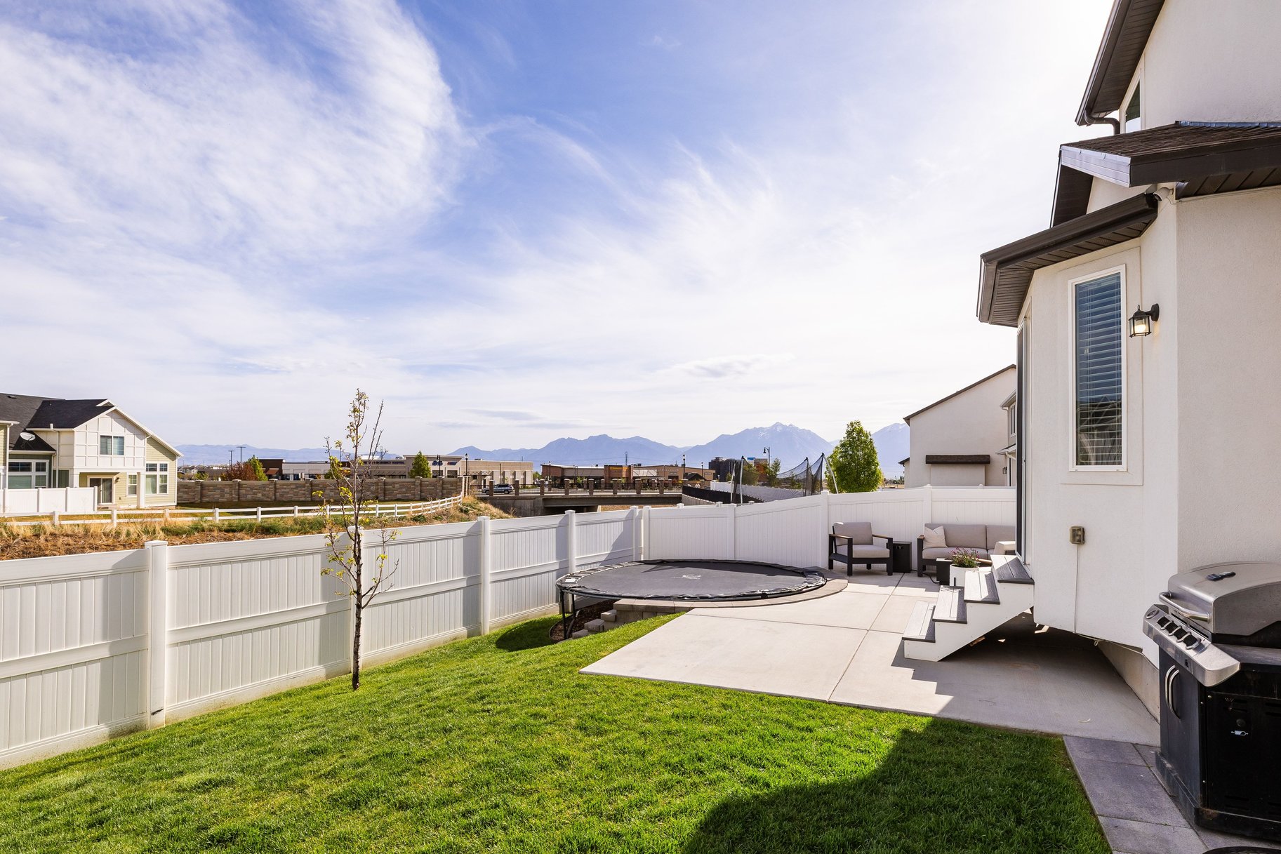  Bright Luxury 5-Bed Home w/ Office, Loft, Finished Basement & Views - 物件實景