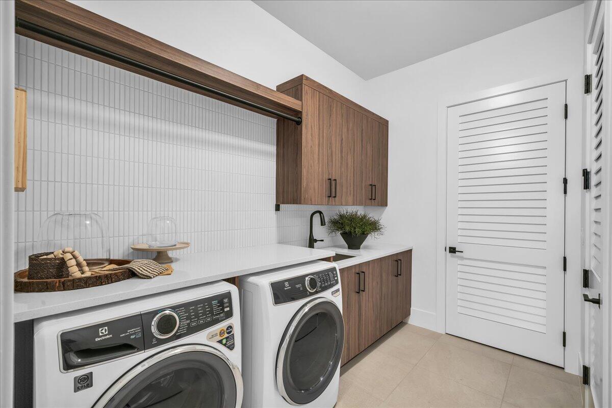 Santa Clara, Utah, 84765, United States, 3 Bedrooms Bedrooms, ,4 BathroomsBathrooms,Residential,For Sale,1904284
