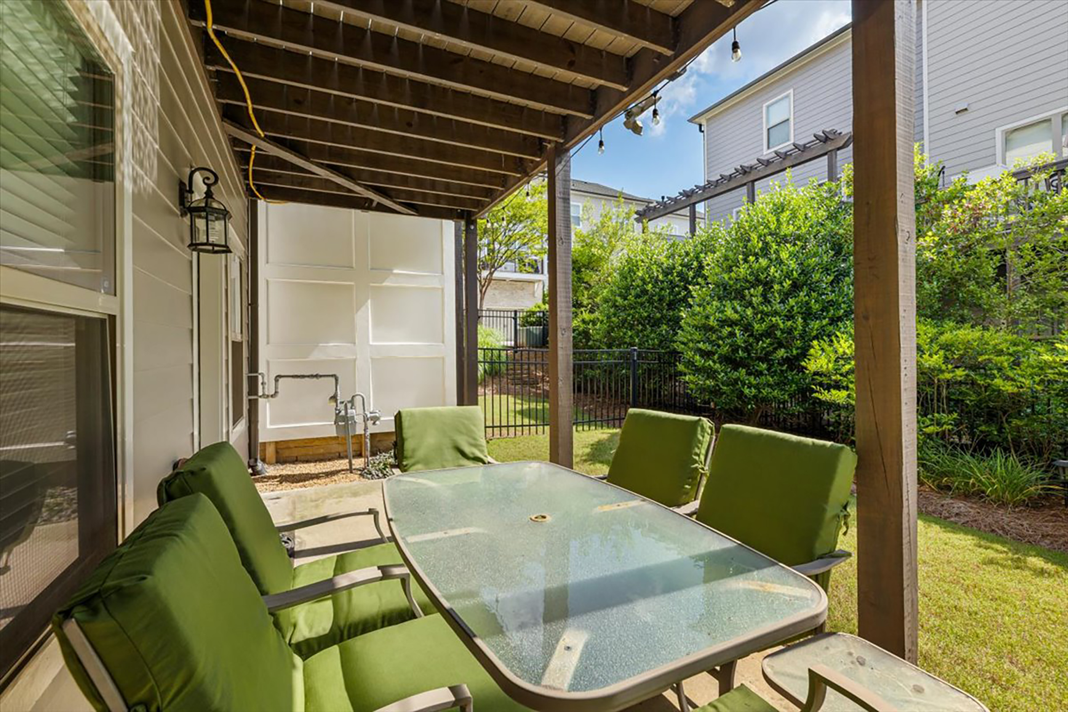  Beautifully Maintained Townhome in Gated Community - 物件實景