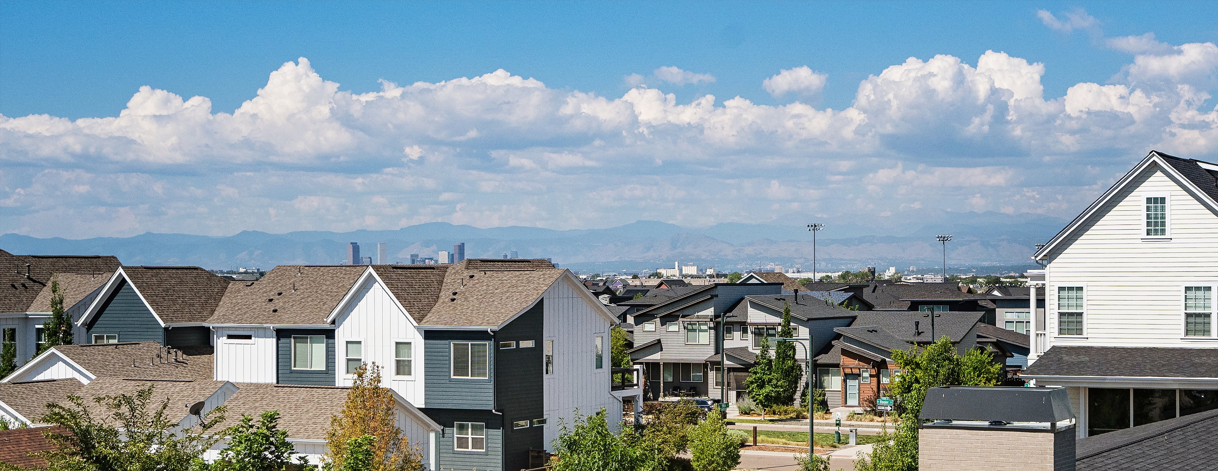  Thoughtfully designed and exceptionally maintained, this light-filled home offer - 物件實景