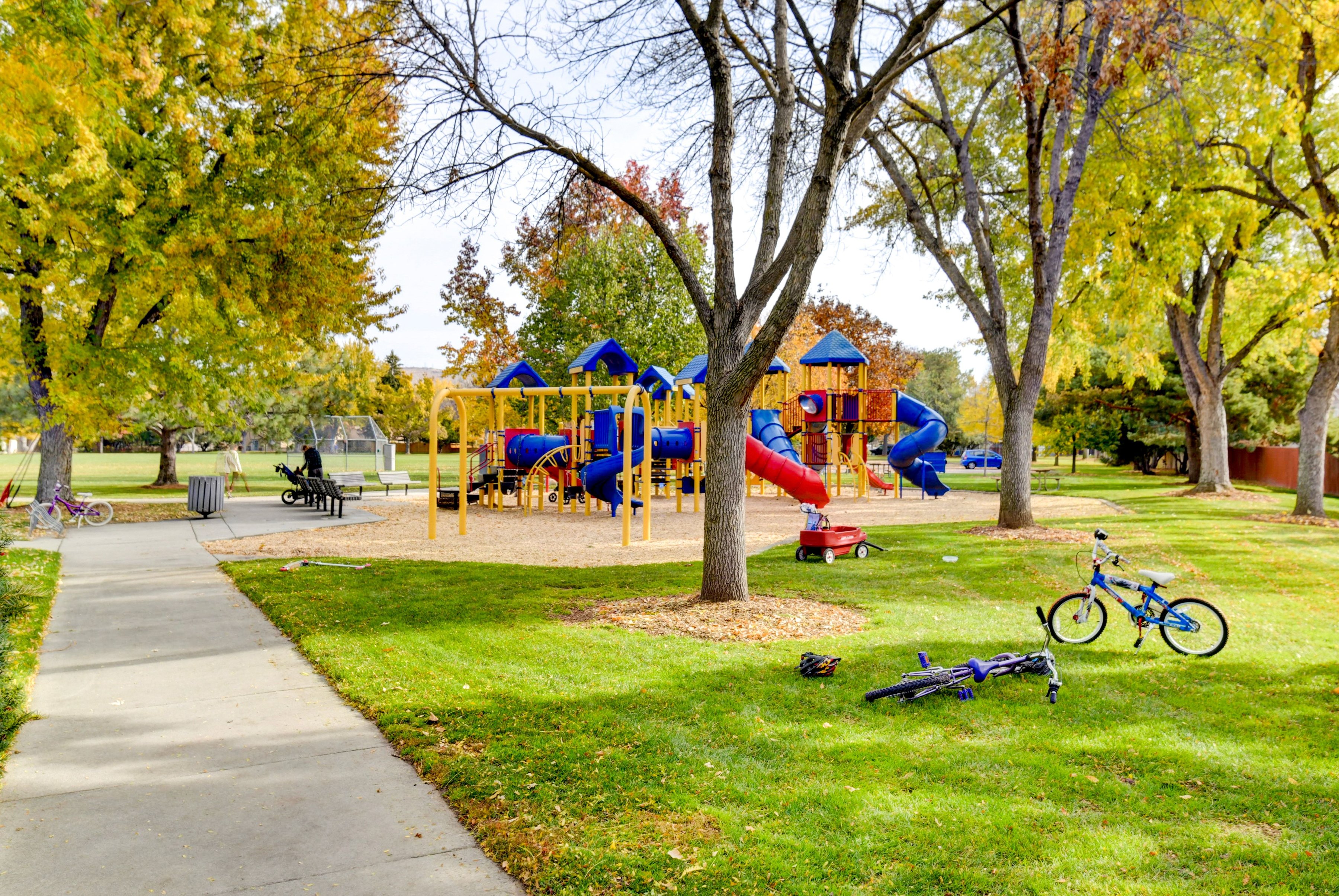  Storybook Single-Level Brick Cottage with Privacy and Expansive Gardens - 物件實景