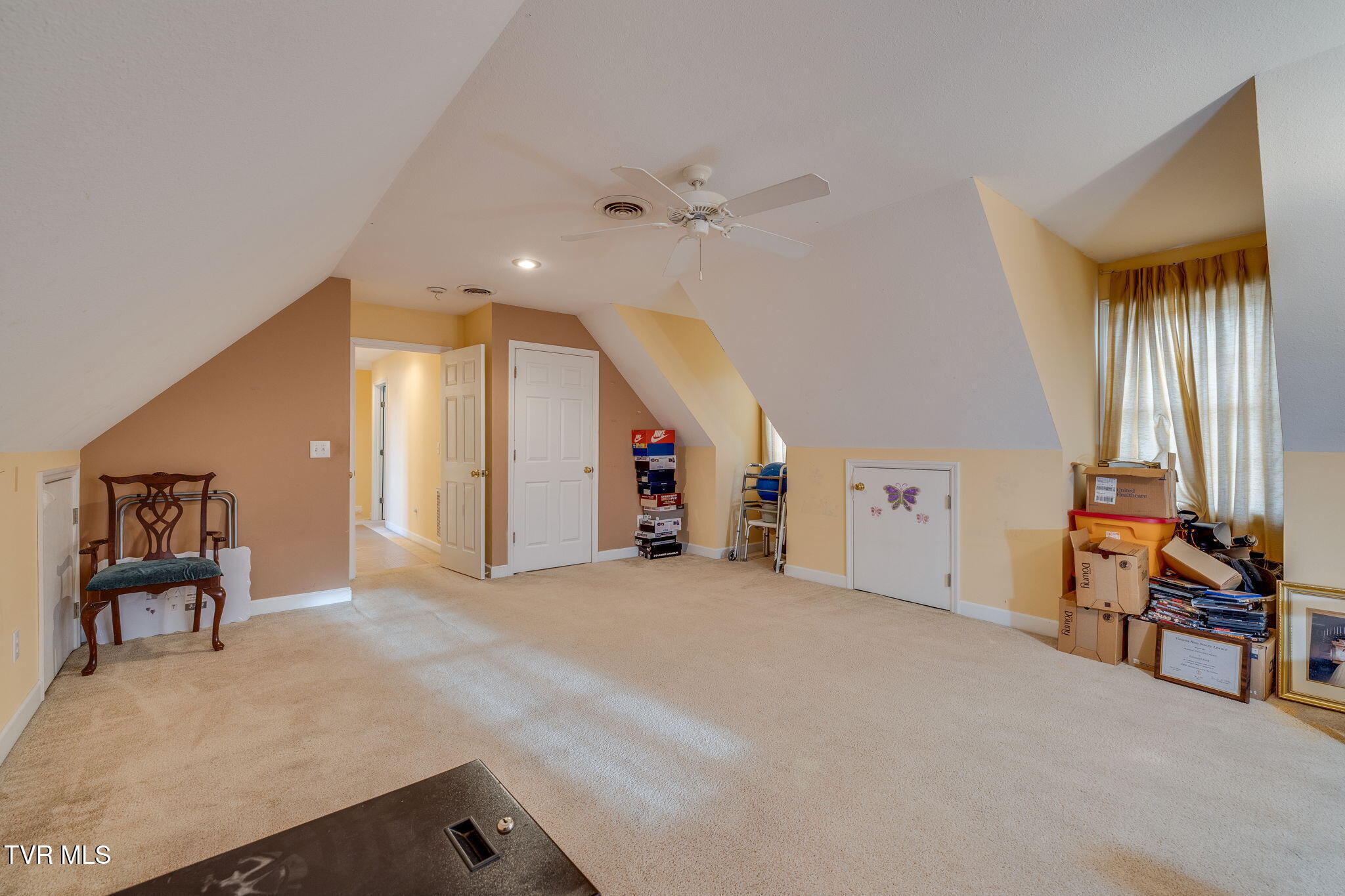 Johnson City, Tennessee, 37601, United States, 5 Bedrooms Bedrooms, ,4 BathroomsBathrooms,Residential,For Sale,2049001