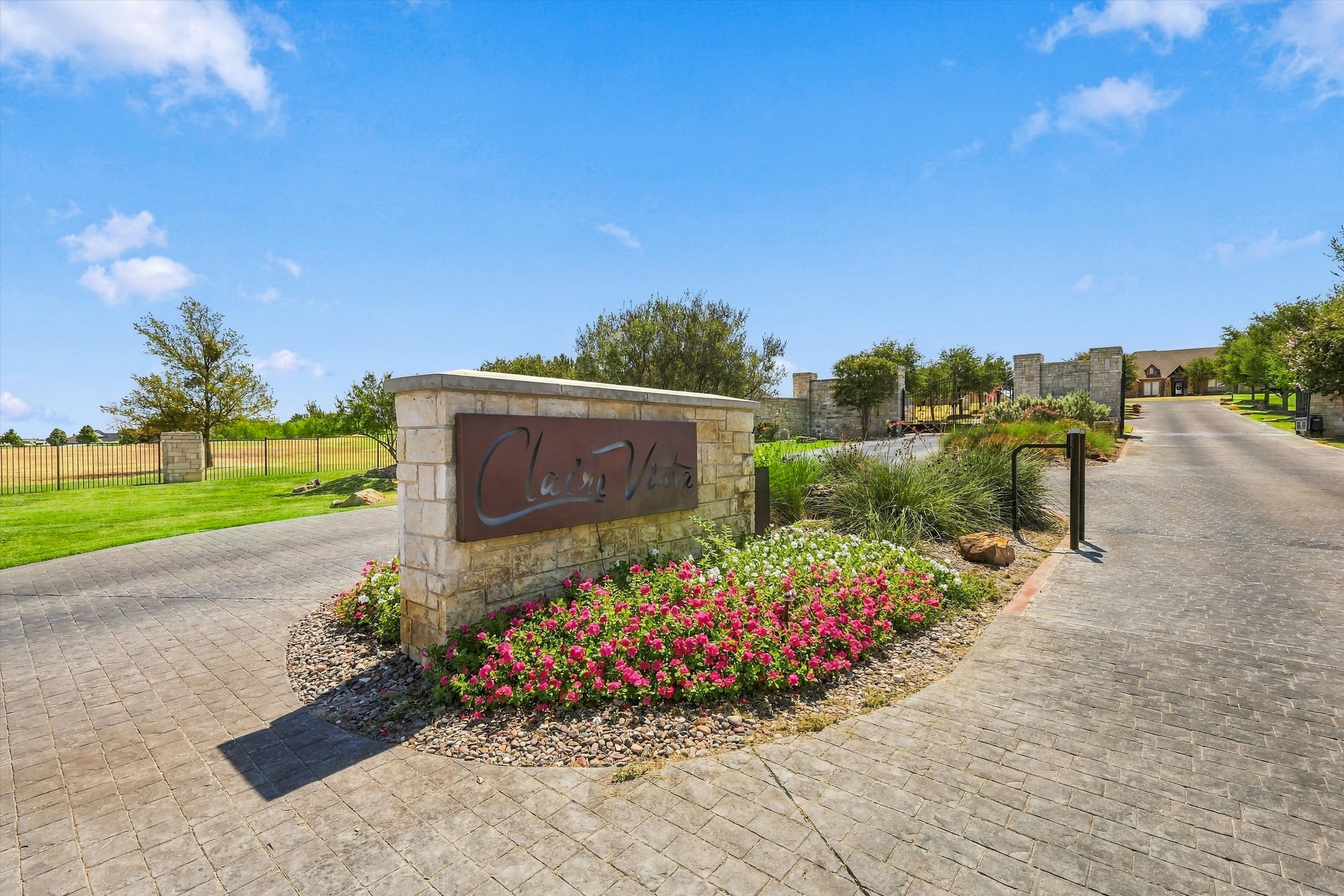  Timeless Style, Thoughtful Updates & One Acre to Enjoy - 物件實景