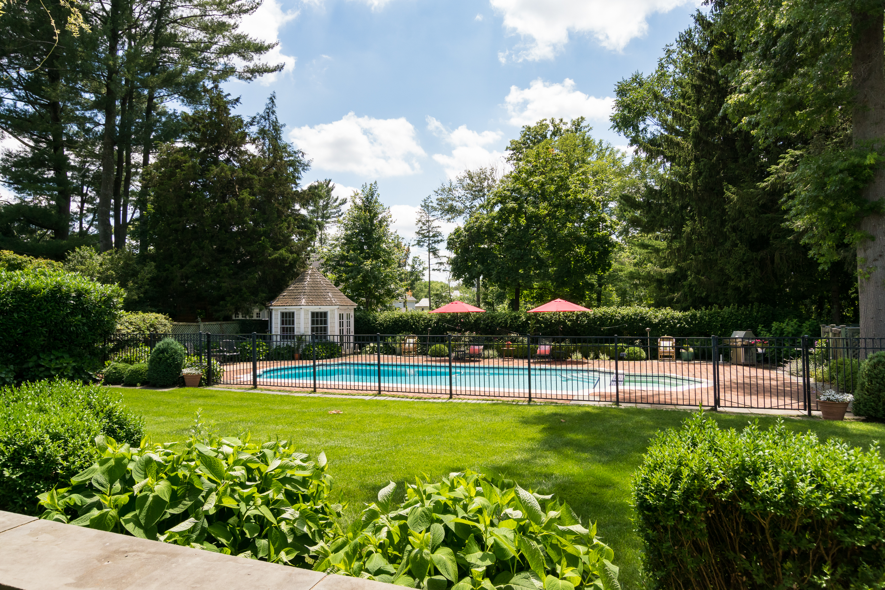  a gated western section home where  european gardens meet storybook style - 物件實景