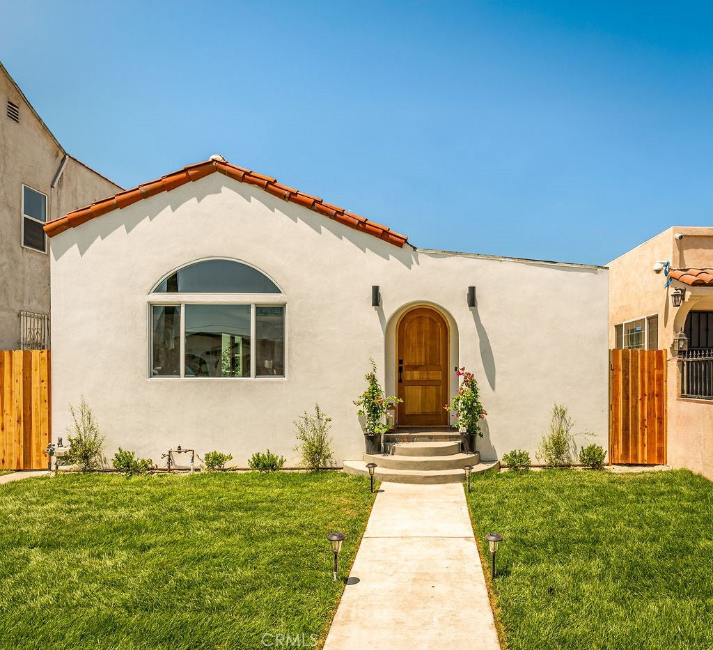 Los Angeles, California, 90018, United States, 3 Bedrooms Bedrooms, ,2 BathroomsBathrooms,Residential,For Sale,1905808
