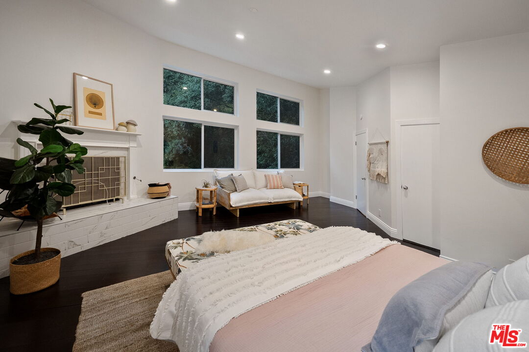 Los Angeles, California, 90046, United States, 3 Bedrooms Bedrooms, ,2 BathroomsBathrooms,Residential,For Sale,1910826
