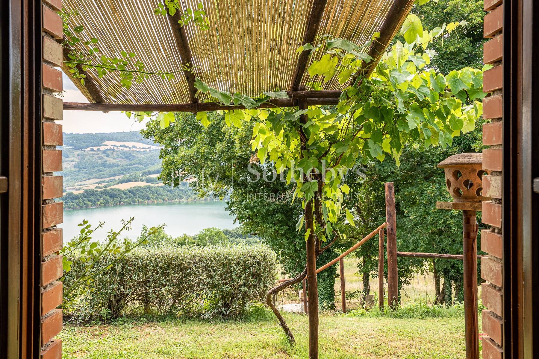  Stunning lake view historic renovated farmhouse with pool - 物件實景