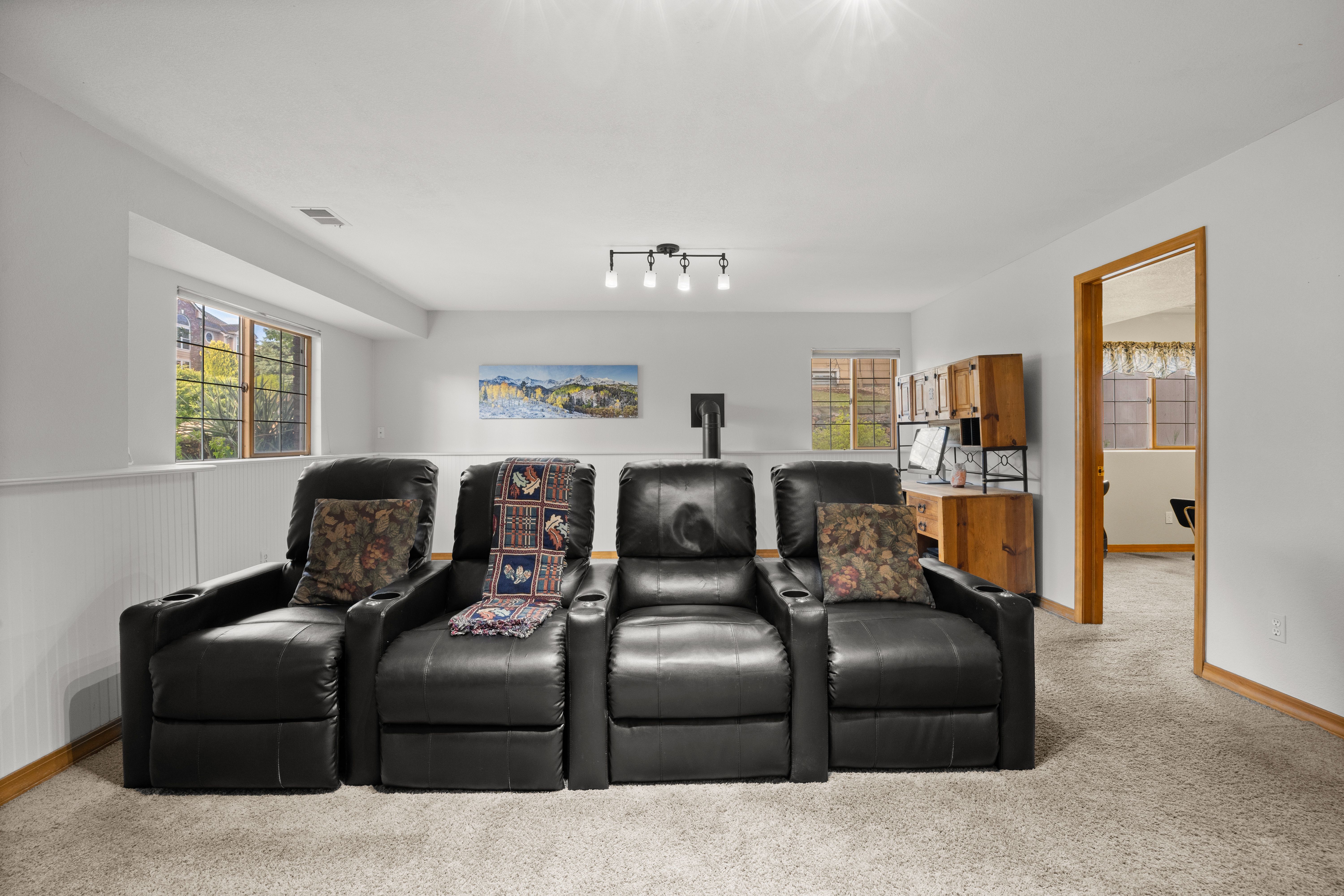  Custom-built home offers a rare combination of character, and privacy - 物件實景