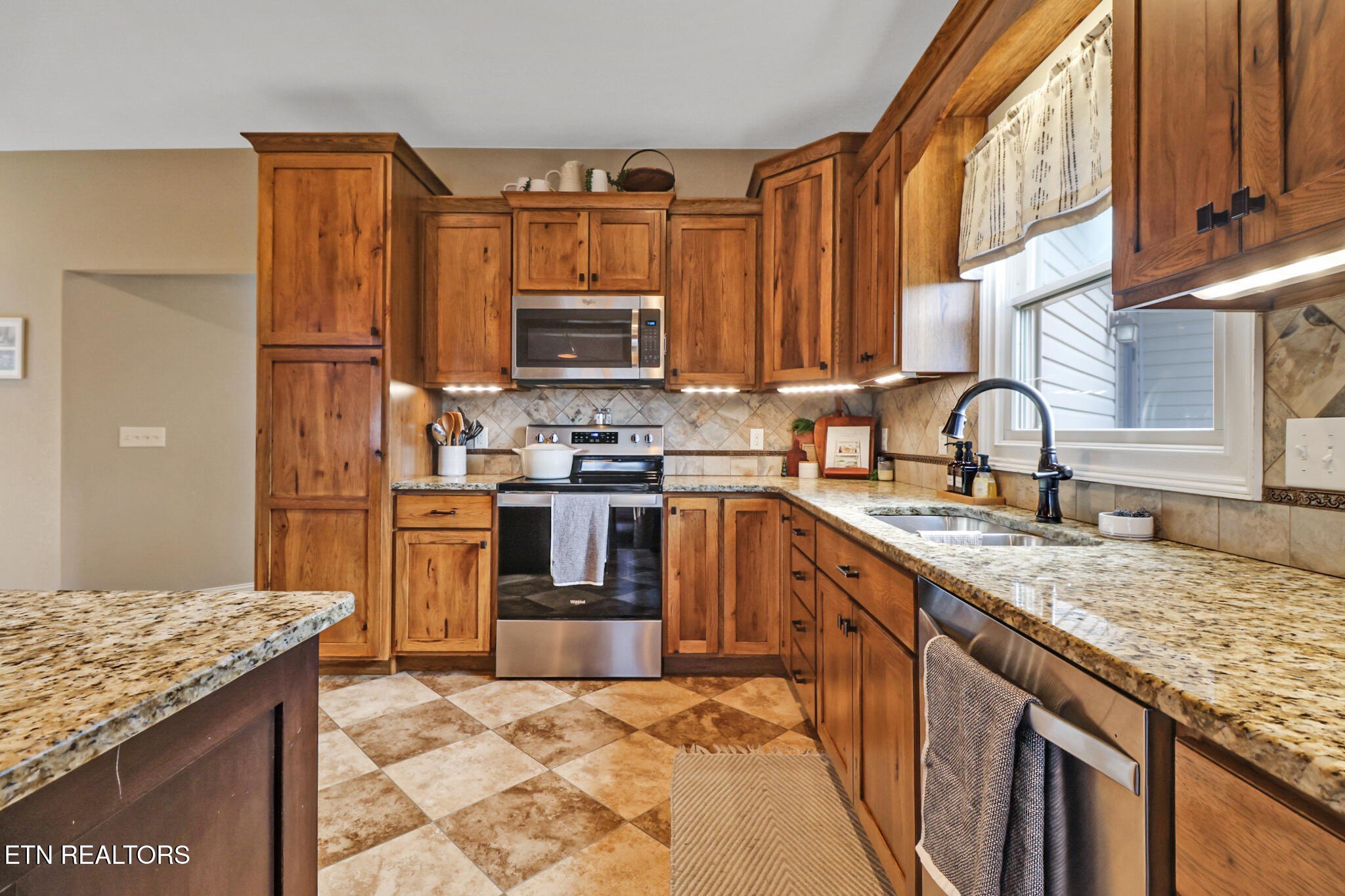 Crossville, Tennessee, 38555, United States, 4 Bedrooms Bedrooms, ,5 BathroomsBathrooms,Residential,For Sale,2005475