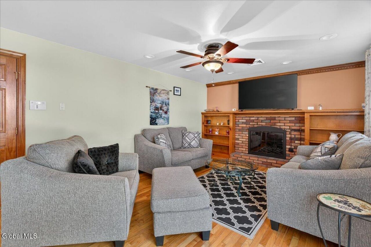 Clifton Park, New York, 12065, United States, 4 Bedrooms Bedrooms, ,3 BathroomsBathrooms,Residential,For Sale,1968691