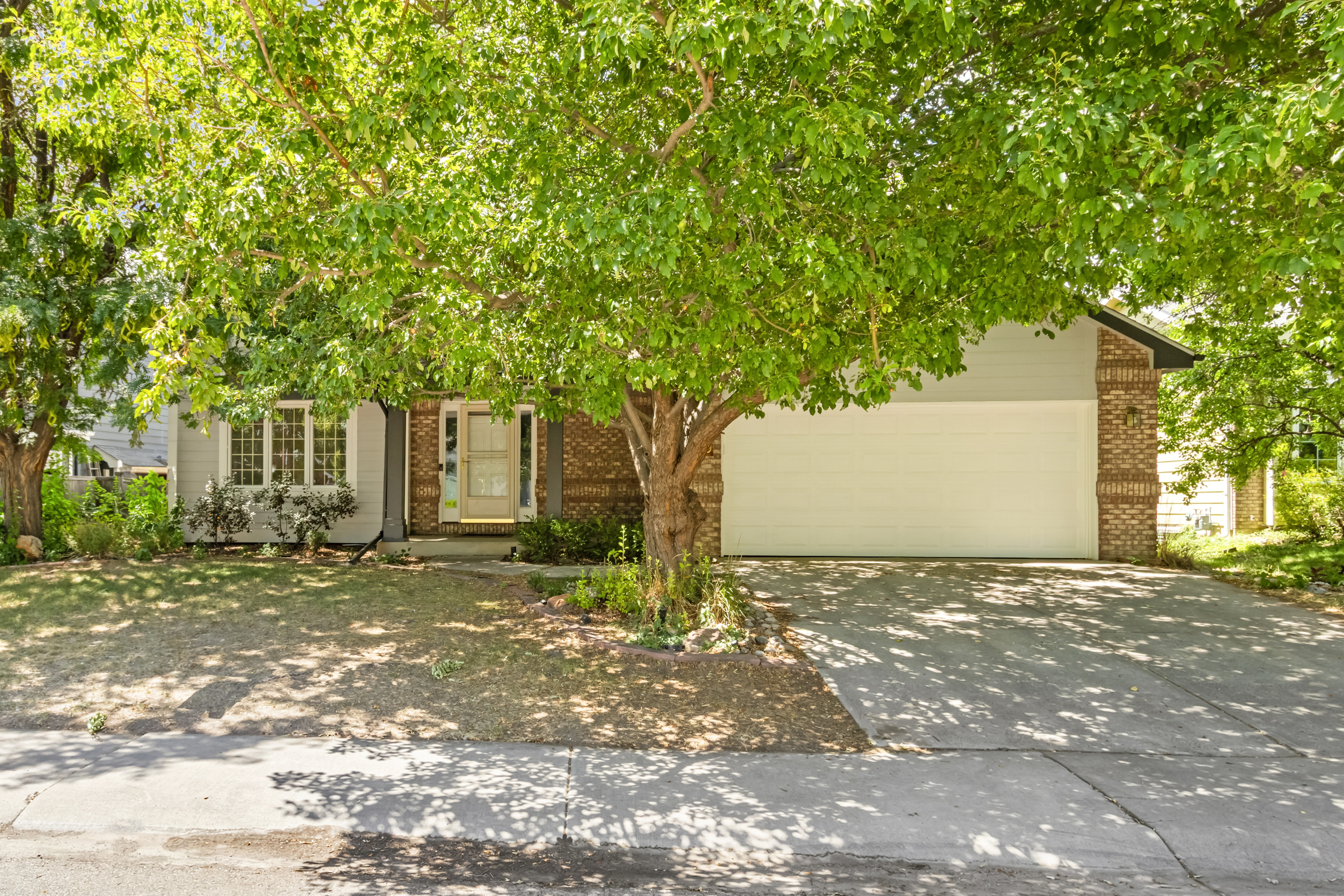  Beautifully Maintained Home in the Tree-Lined Oakridge Neighborhood - 物件實景