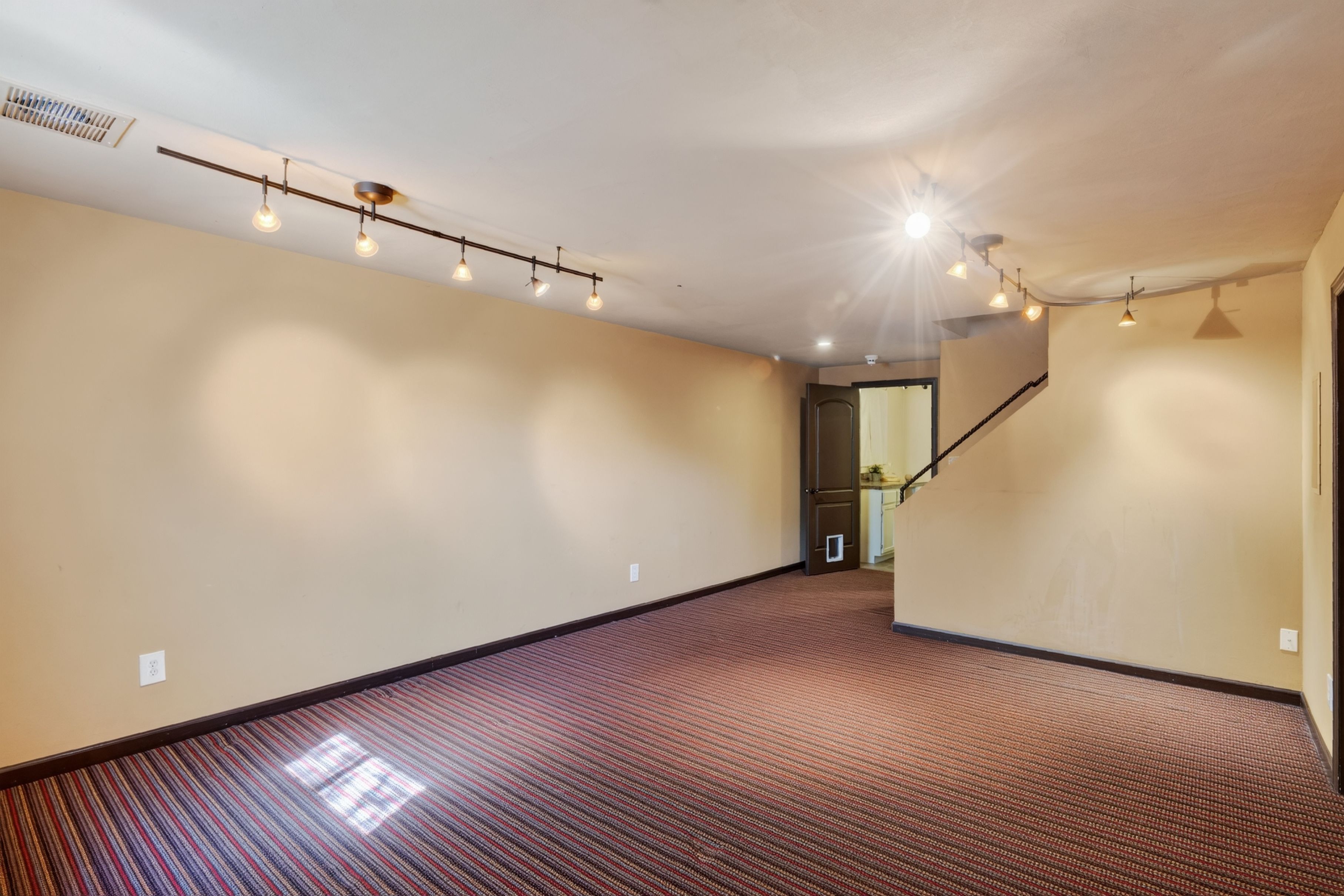  Unique Kitchen & Vaulted Beamed Room Near Cherry Creek State Park Retreat - 物件實景
