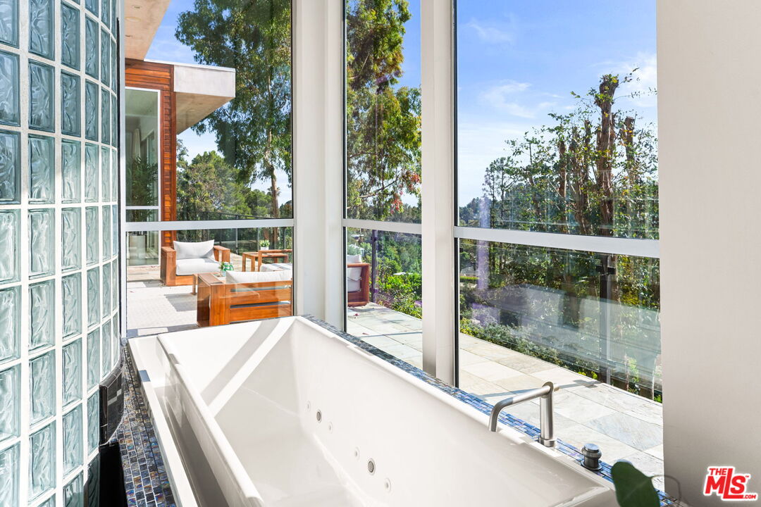 Los Angeles, California, 90049, United States, 4 Bedrooms Bedrooms, ,5 BathroomsBathrooms,Residential,For Sale,1901289