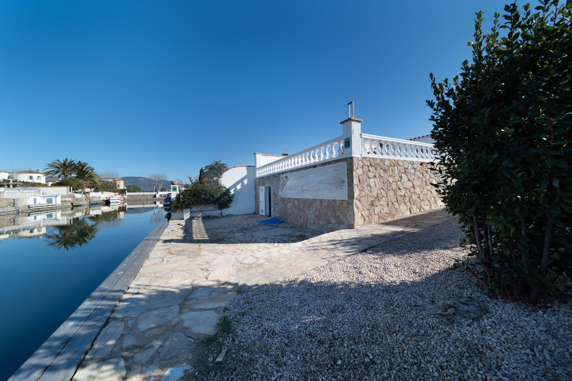  Renovated house on the wide canal with swimming pool. - 物件實景