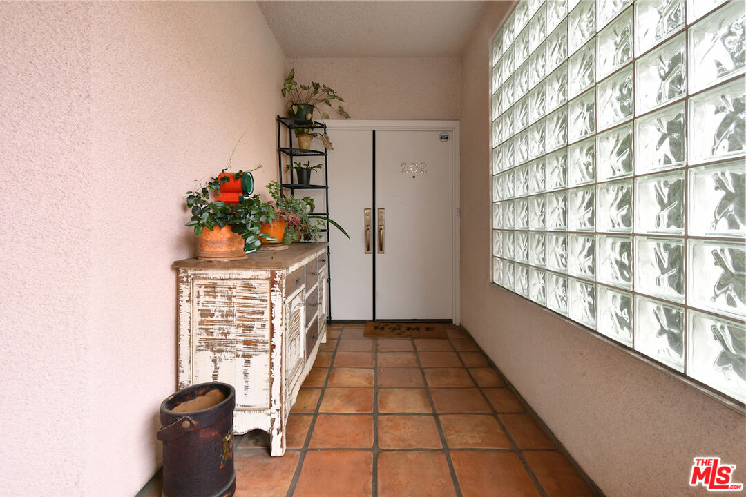 Sherman Oaks, California, 91403, United States, 2 Bedrooms Bedrooms, ,3 BathroomsBathrooms,Residential,For Sale,1951030