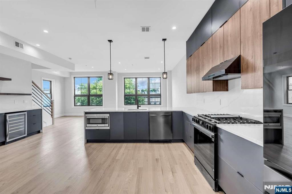 Jersey City, New Jersey, 07306, United States, 2 Bedrooms Bedrooms, ,2 BathroomsBathrooms,Residential,For Sale,1926297