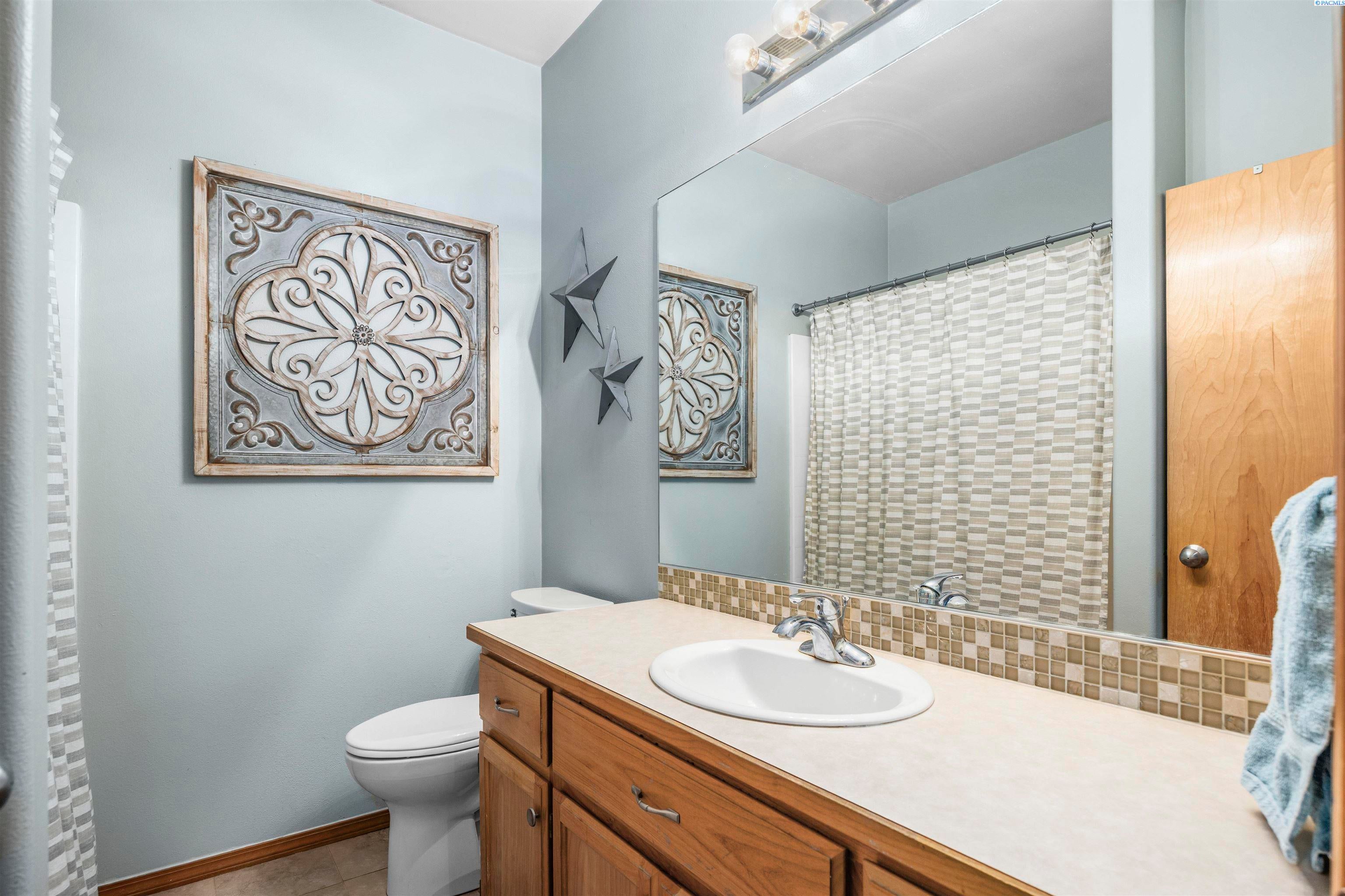 Kennewick, Washington, 99338, United States, 4 Bedrooms Bedrooms, ,2 BathroomsBathrooms,Residential,For Sale,1981833