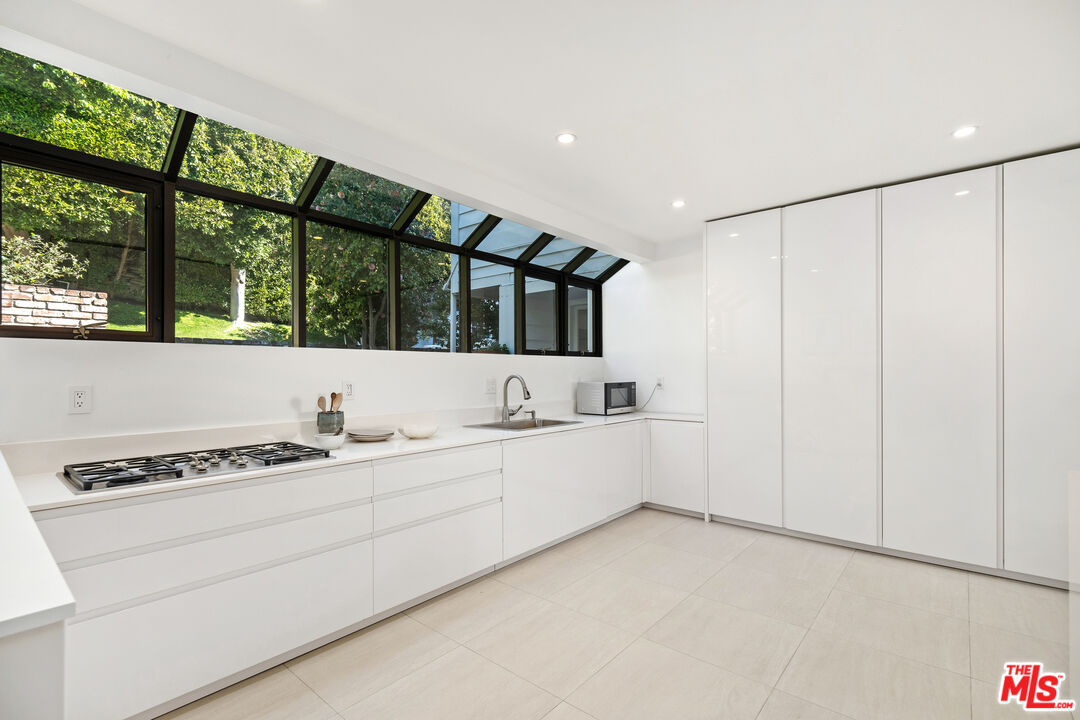 Los Angeles, California, 90069, United States, 4 Bedrooms Bedrooms, ,2 BathroomsBathrooms,Residential,For Sale,1700120