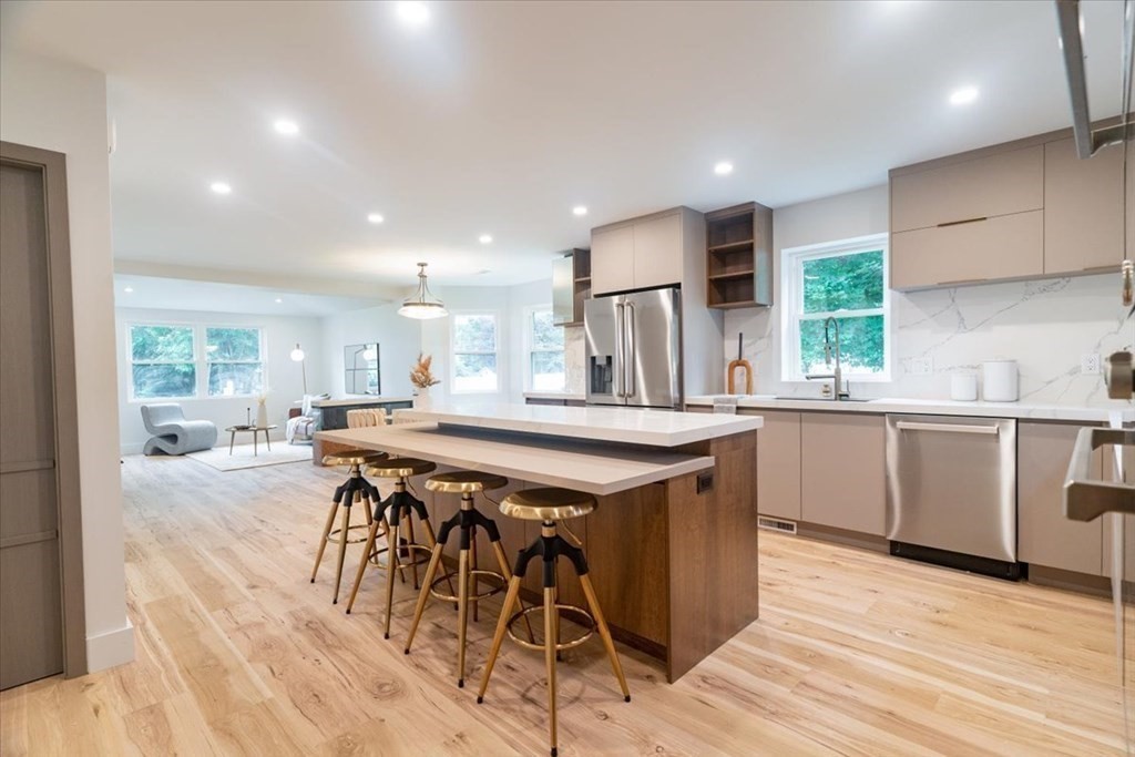 Reading, Massachusetts, 01867, United States, 3 Bedrooms Bedrooms, ,3 BathroomsBathrooms,Residential,For Sale,1880816