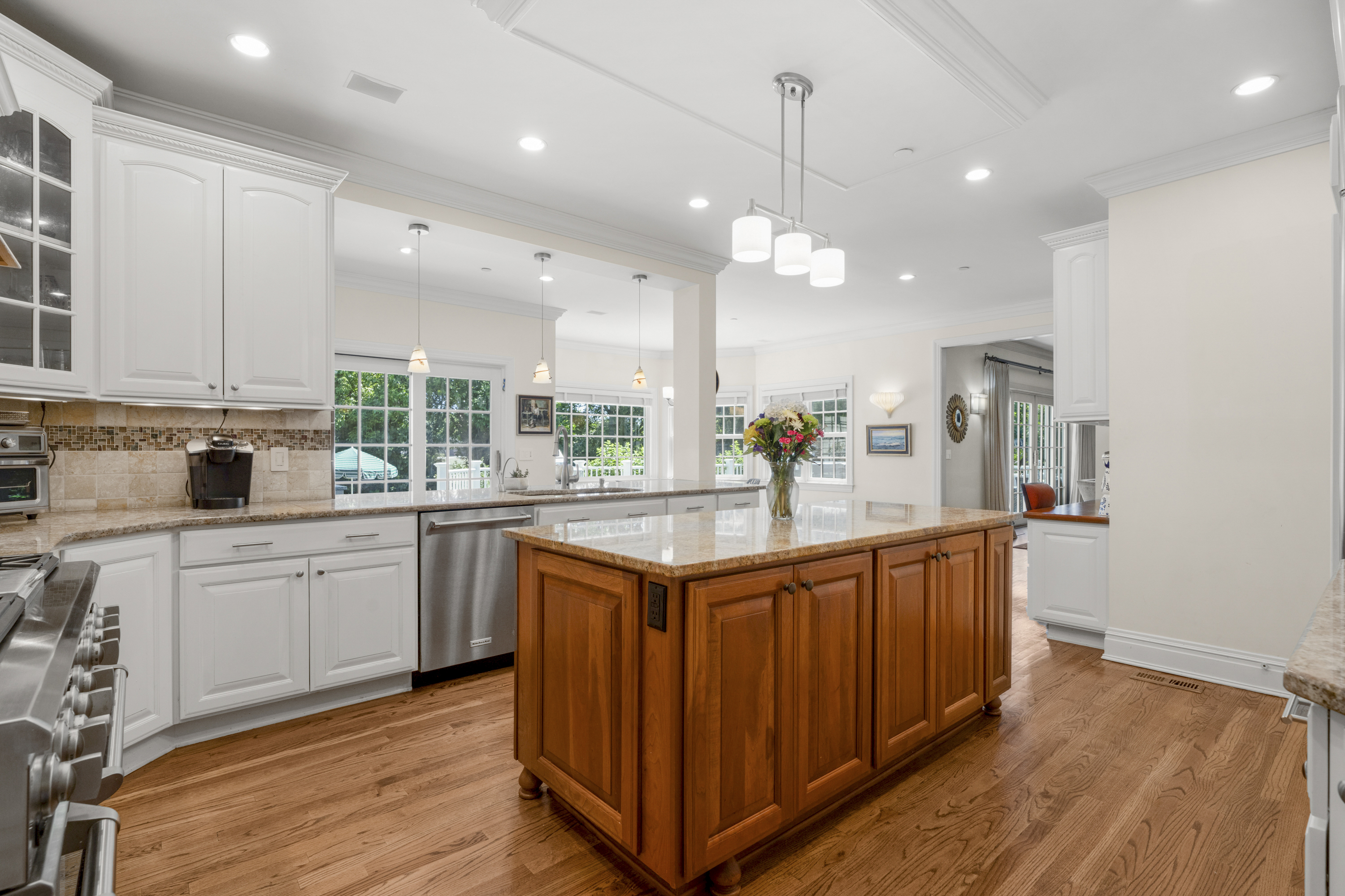 Elegant Larchmont Colonial - 物件實景
