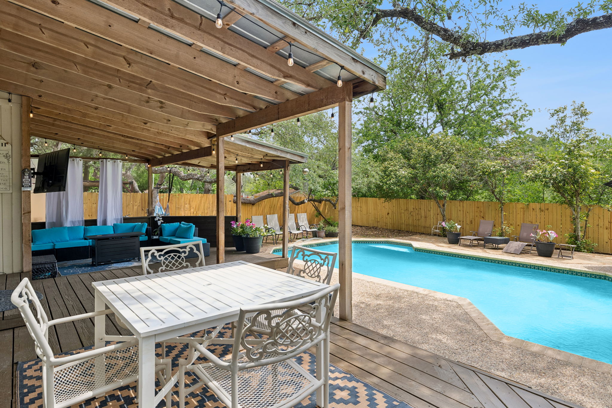  Oak-Canopied Retreat with Pool and Media Room - 物件實景