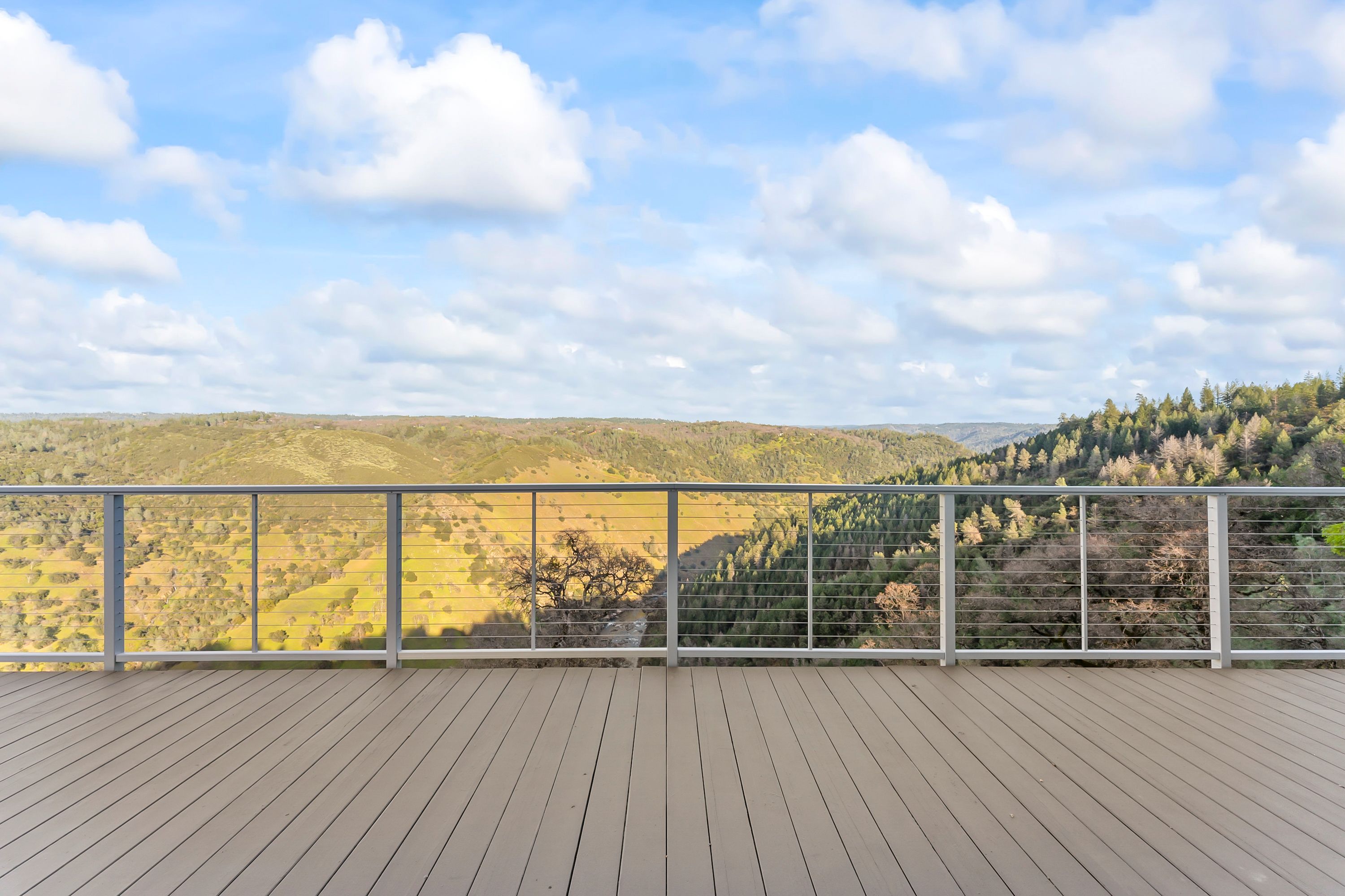  River Views • Pool • A Striking Estate That Makes a Statement - 物件實景