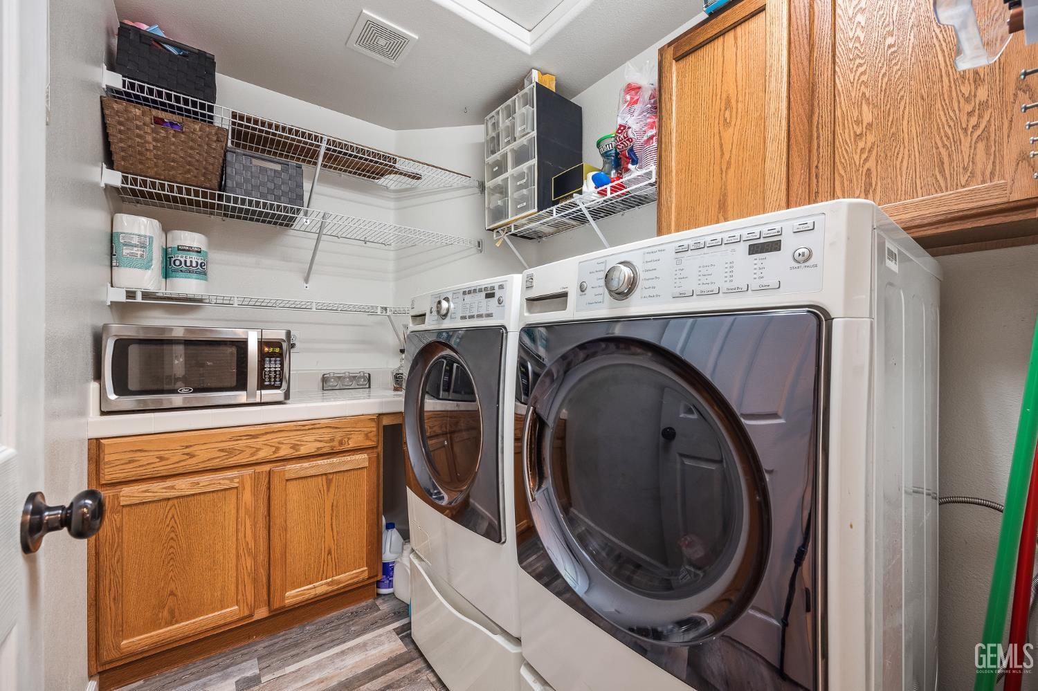 Hanford, California, 93230, United States, 4 Bedrooms Bedrooms, ,2 BathroomsBathrooms,Residential,For Sale,1985699