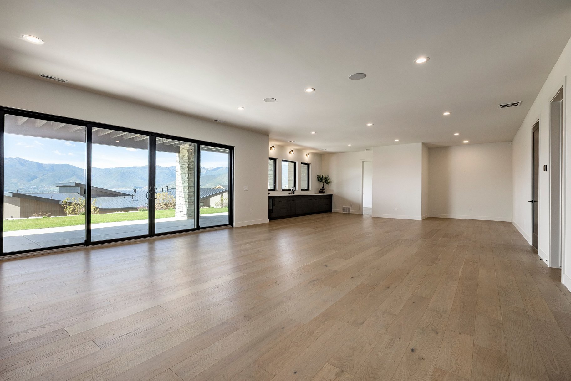  Upgraded Luxury Living with Panoramic Mountain Views - 物件實景
