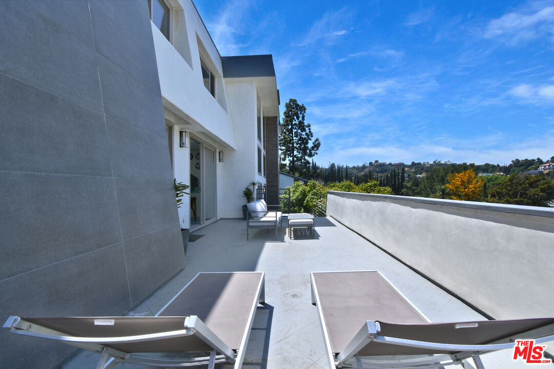 Sherman Oaks, California, 91403, United States, 4 Bedrooms Bedrooms, ,4 BathroomsBathrooms,Residential,For Sale,1794454