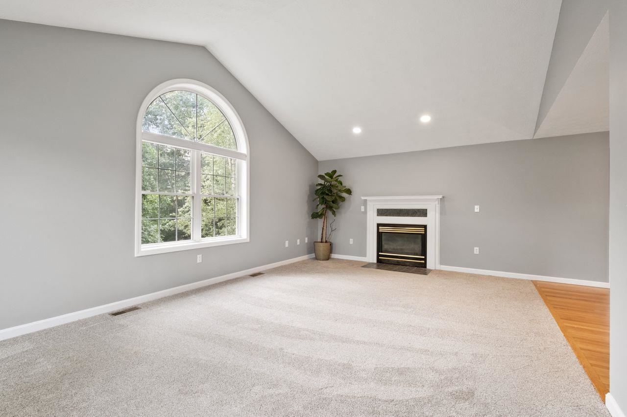 Hudson, New Hampshire, 03051, United States, 3 Bedrooms Bedrooms, ,2 BathroomsBathrooms,Residential,For Sale,1940270