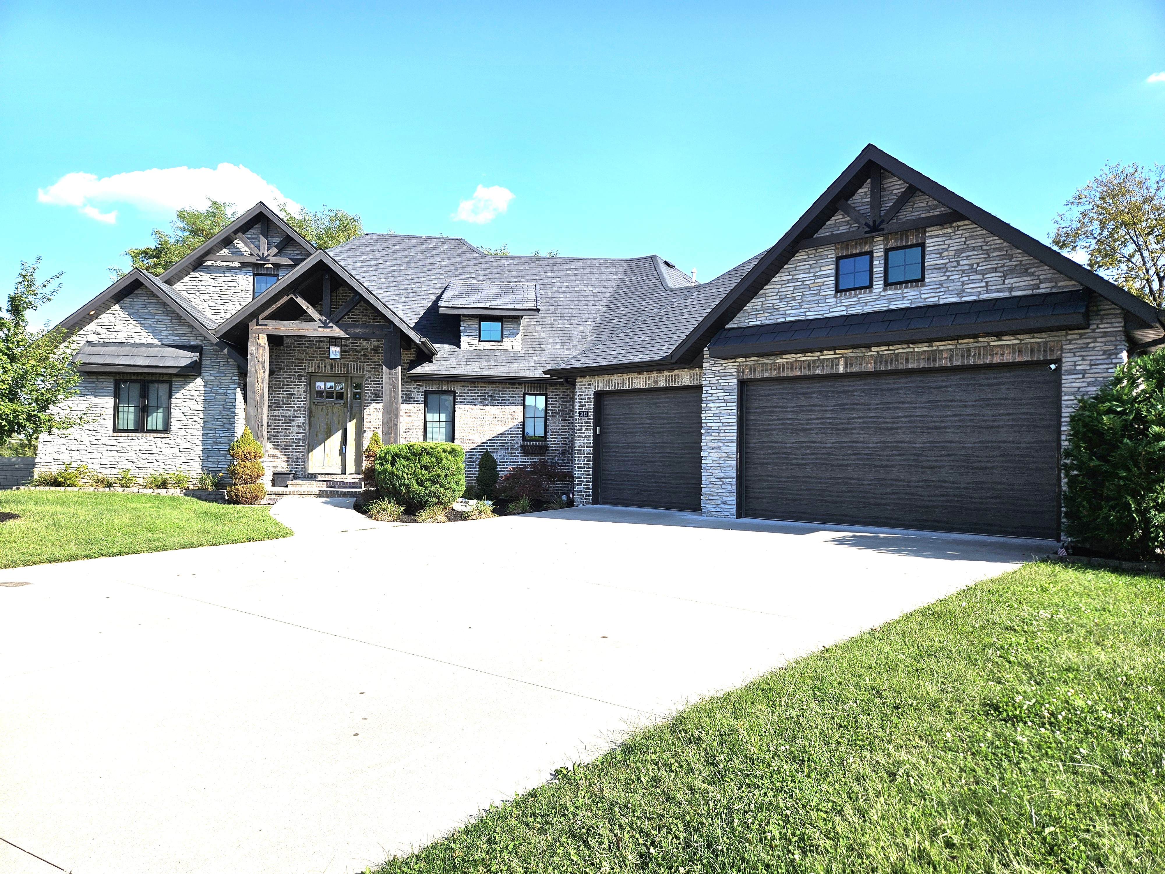 SPRINGFIELD, Missouri, 65804, United States, 4 Bedrooms Bedrooms, ,4 BathroomsBathrooms,Residential,For Sale,1996433