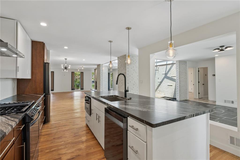 Atlanta, Georgia, 30345, United States, 3 Bedrooms Bedrooms, ,2 BathroomsBathrooms,Residential,For Sale,1942165