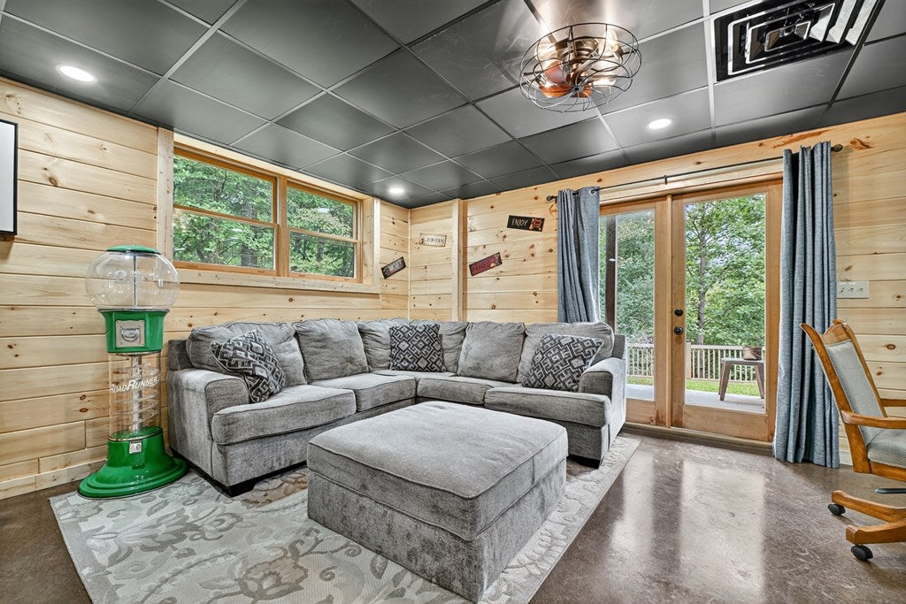 Ellijay, Georgia, 30540, United States, 3 Bedrooms Bedrooms, ,3 BathroomsBathrooms,Residential,For Sale,1916949