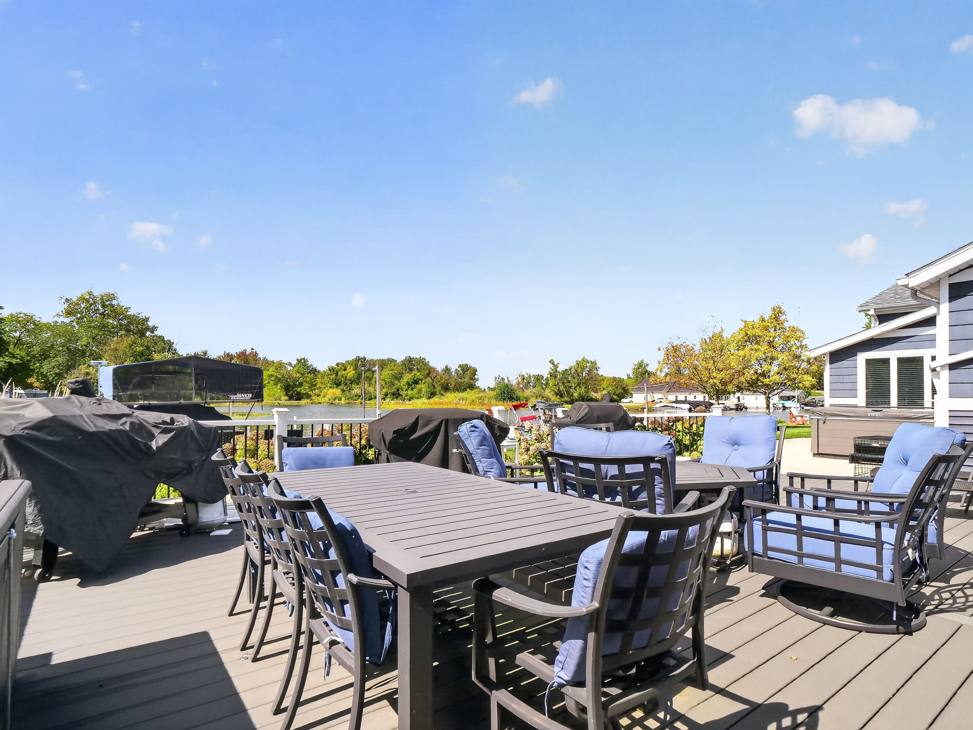  5 Bedroom Home with Lake Wawasee Channel Frontage - 物件實景