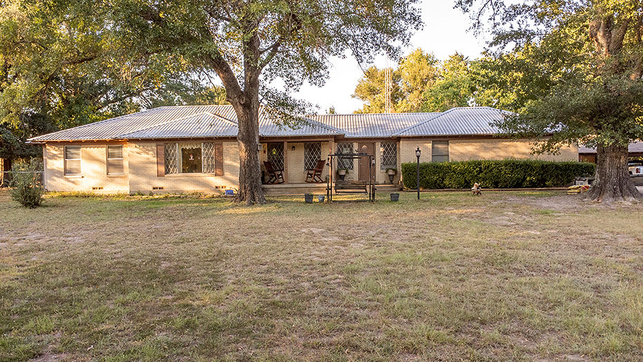GRAND SALINE, Texas, 75140, United States, 3 Bedrooms Bedrooms, ,2 BathroomsBathrooms,Residential,For Sale,1960368