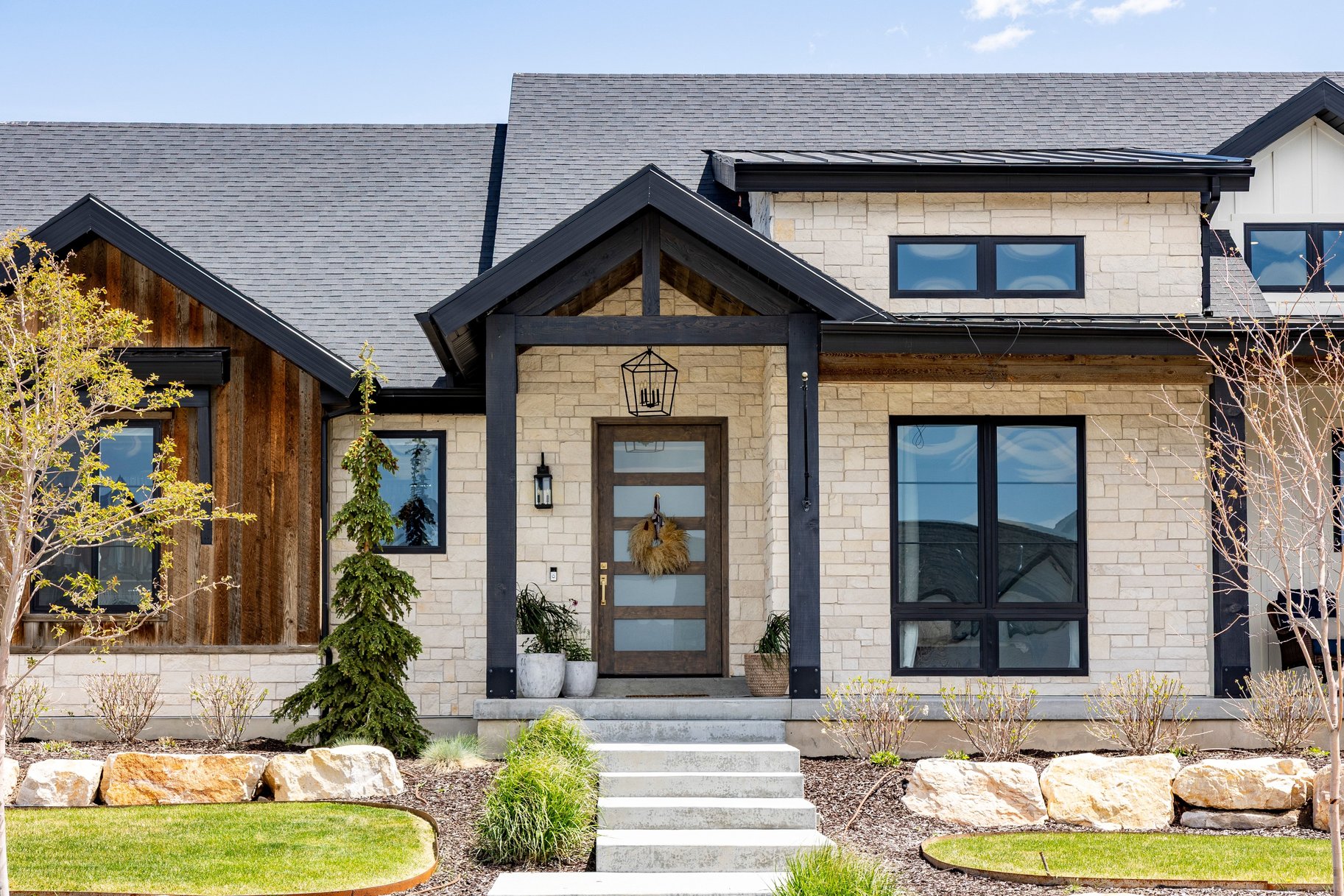  Custom Home with Detached Toy Barn - 物件實景