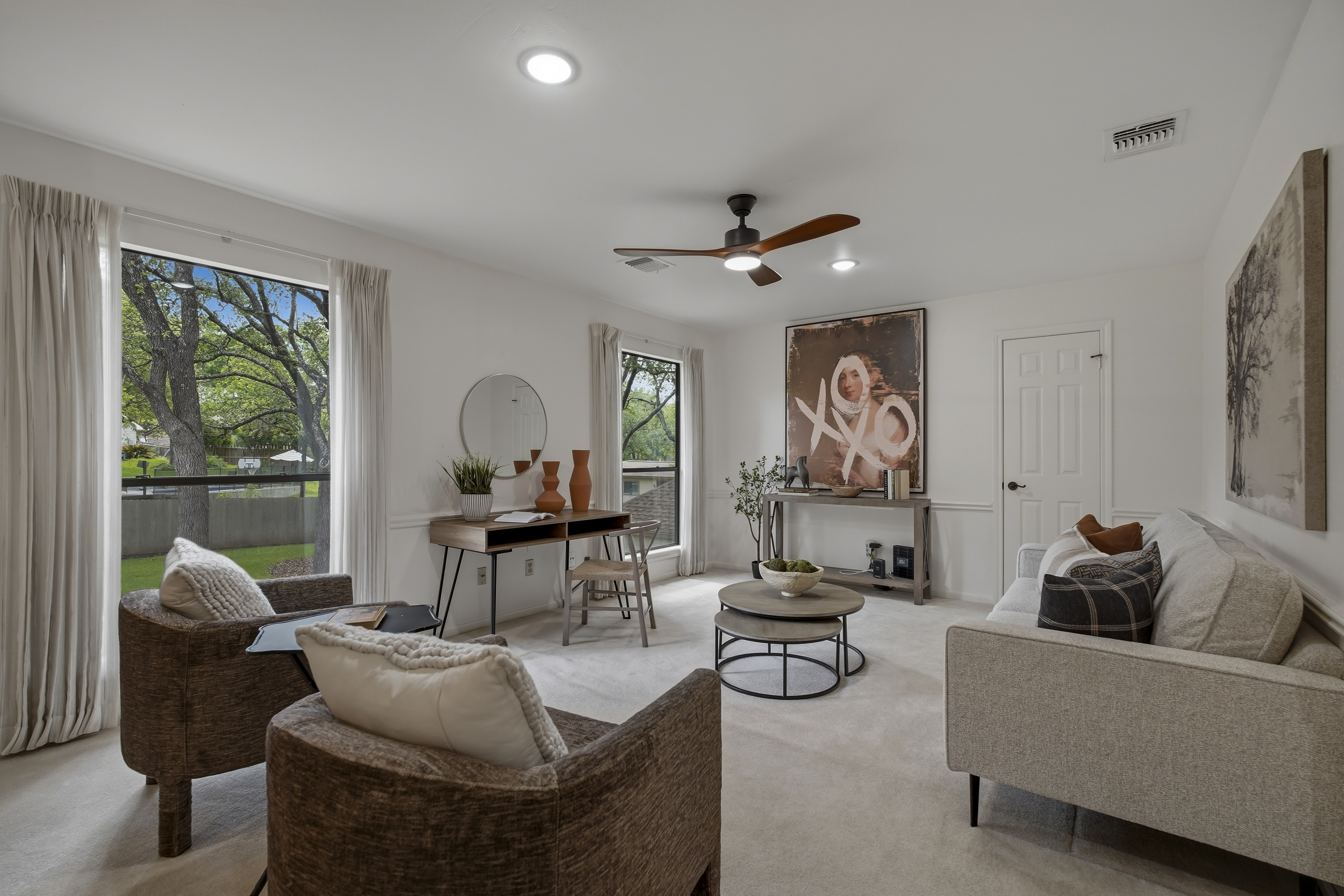  Custom Home with Private Backyard Oasis - 物件實景