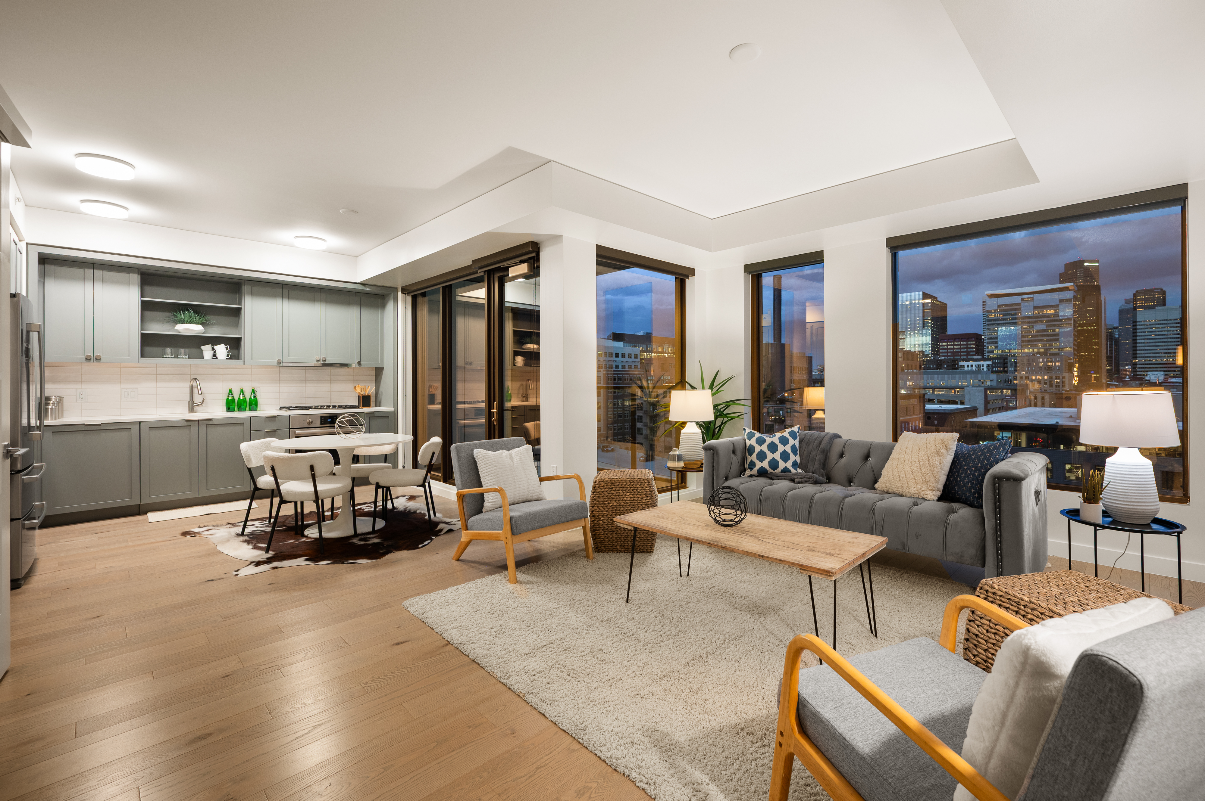  Phenomenal Views From The Floor To Ceiling Windows In This Downtown Building - 物件實景