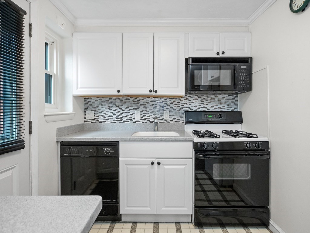 Waltham, Massachusetts, 02452, United States, 2 Bedrooms Bedrooms, ,2 BathroomsBathrooms,Residential,For Sale,1902655