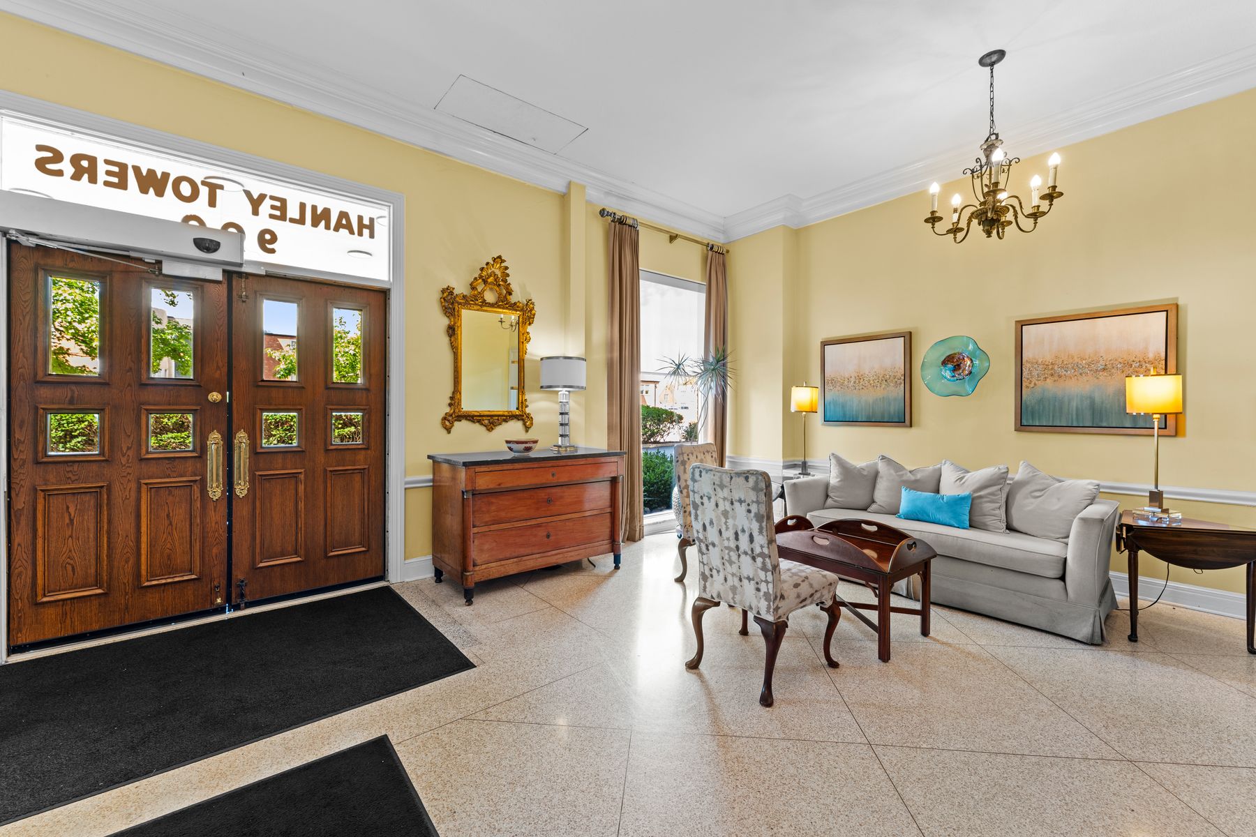  Enter a Light-Filled Corner Unit with Stunning Eastern and Southern Views - 物件實景