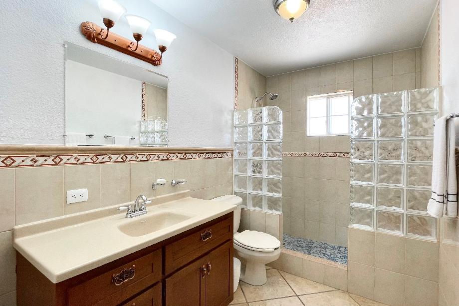 Guaymas, Sonora, 85506, Mexico, 4 Bedrooms Bedrooms, ,2 BathroomsBathrooms,Residential,For Sale,1918784