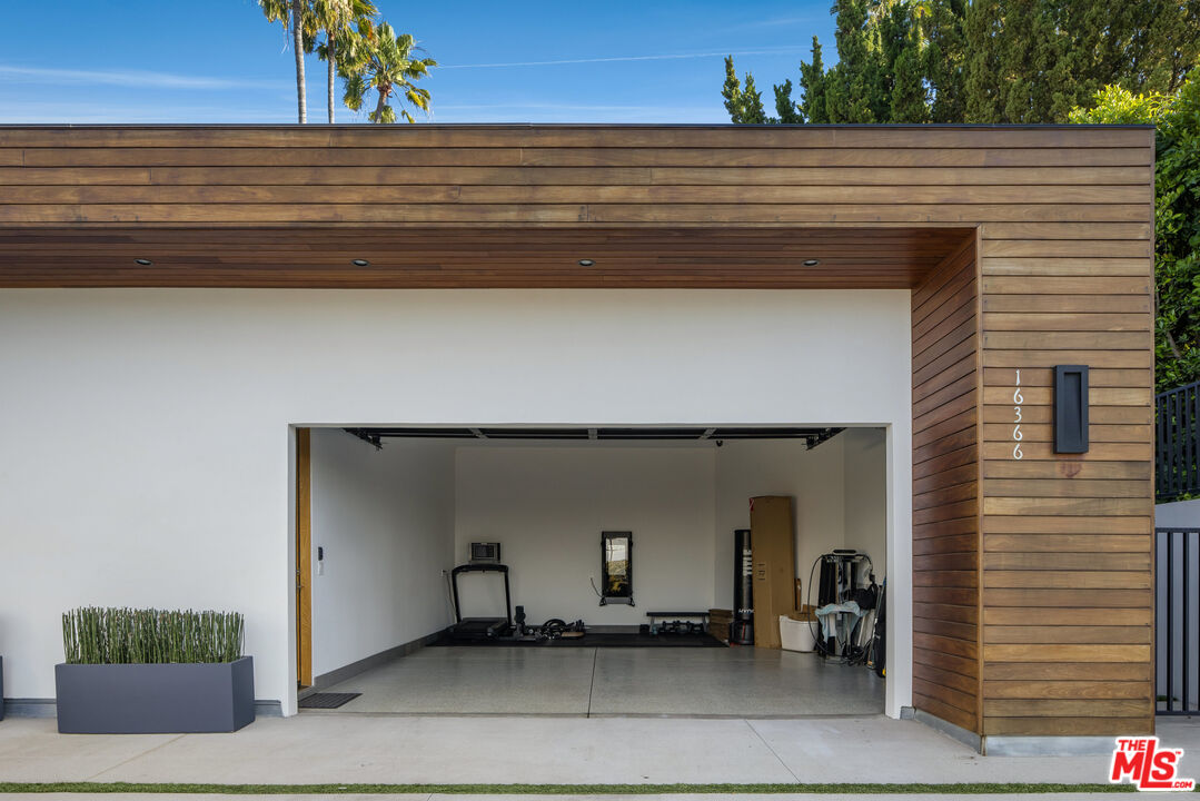 Los Angeles, California, 90049, United States, 4 Bedrooms Bedrooms, ,5 BathroomsBathrooms,Residential,For Sale,1862276