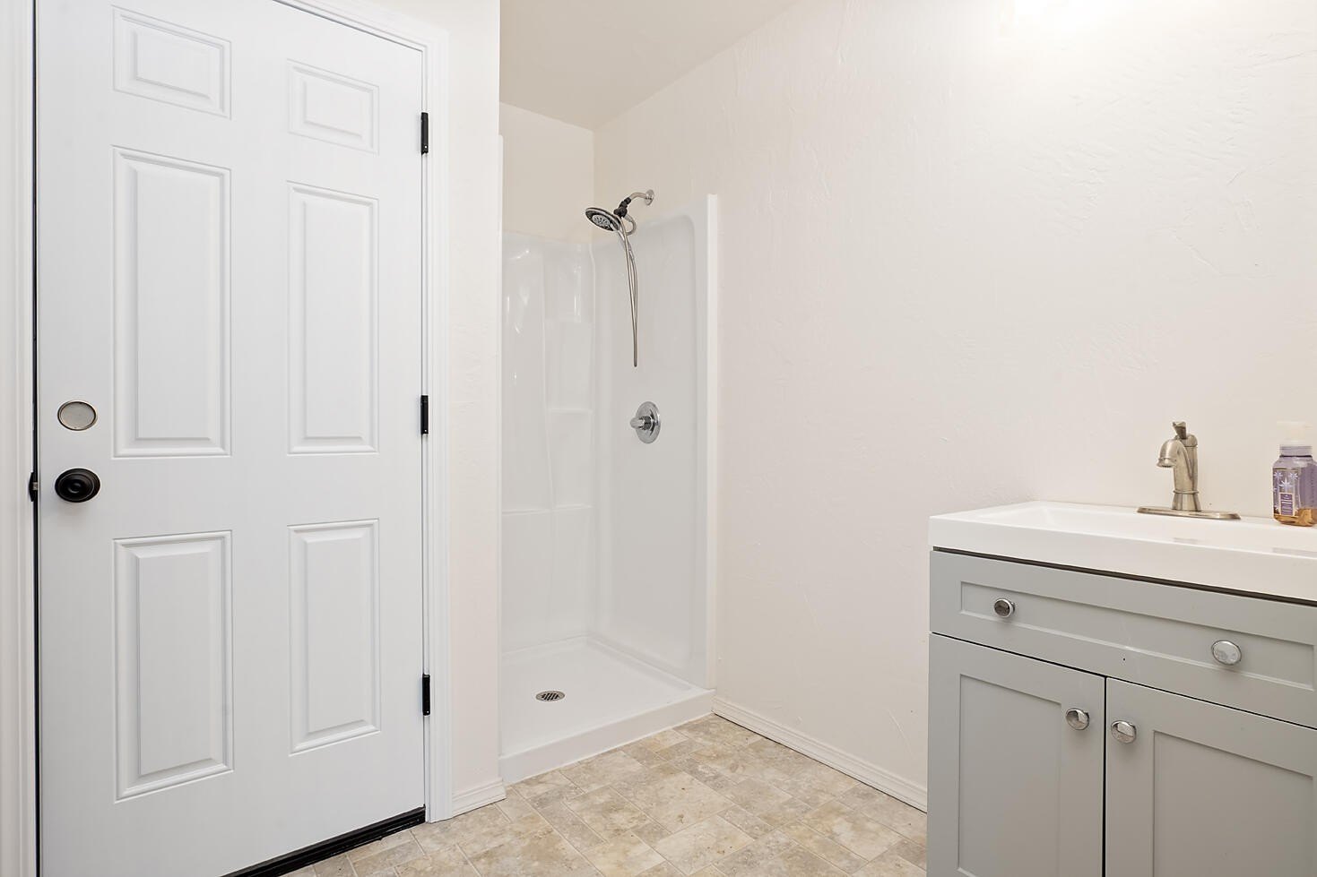 Grants Pass, Oregon, 97526, United States, 5 Bedrooms Bedrooms, ,4 BathroomsBathrooms,Residential,For Sale,1980751