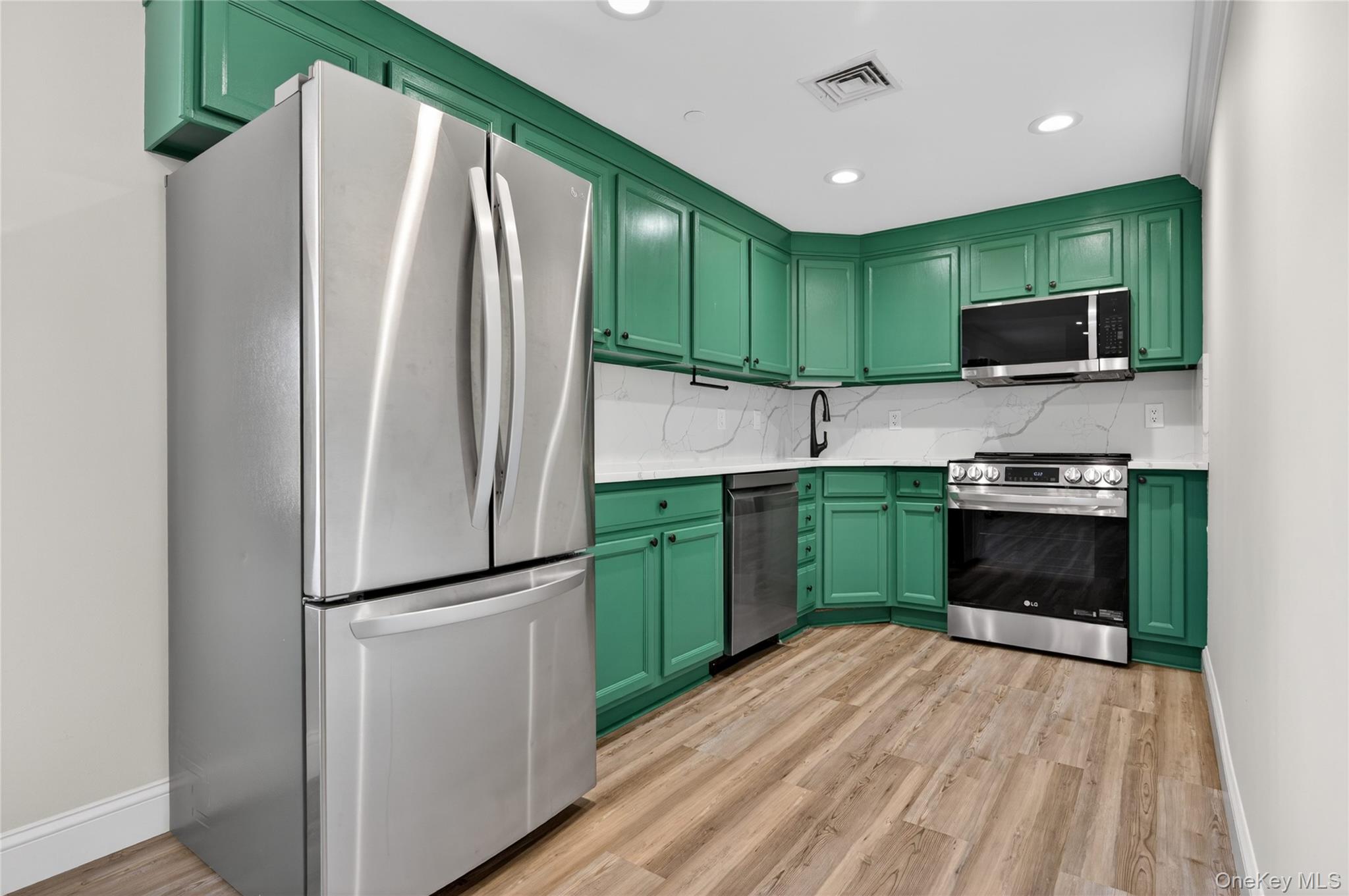  242 Maple Avenue, Westbury, NY, 11590 - 物件實景