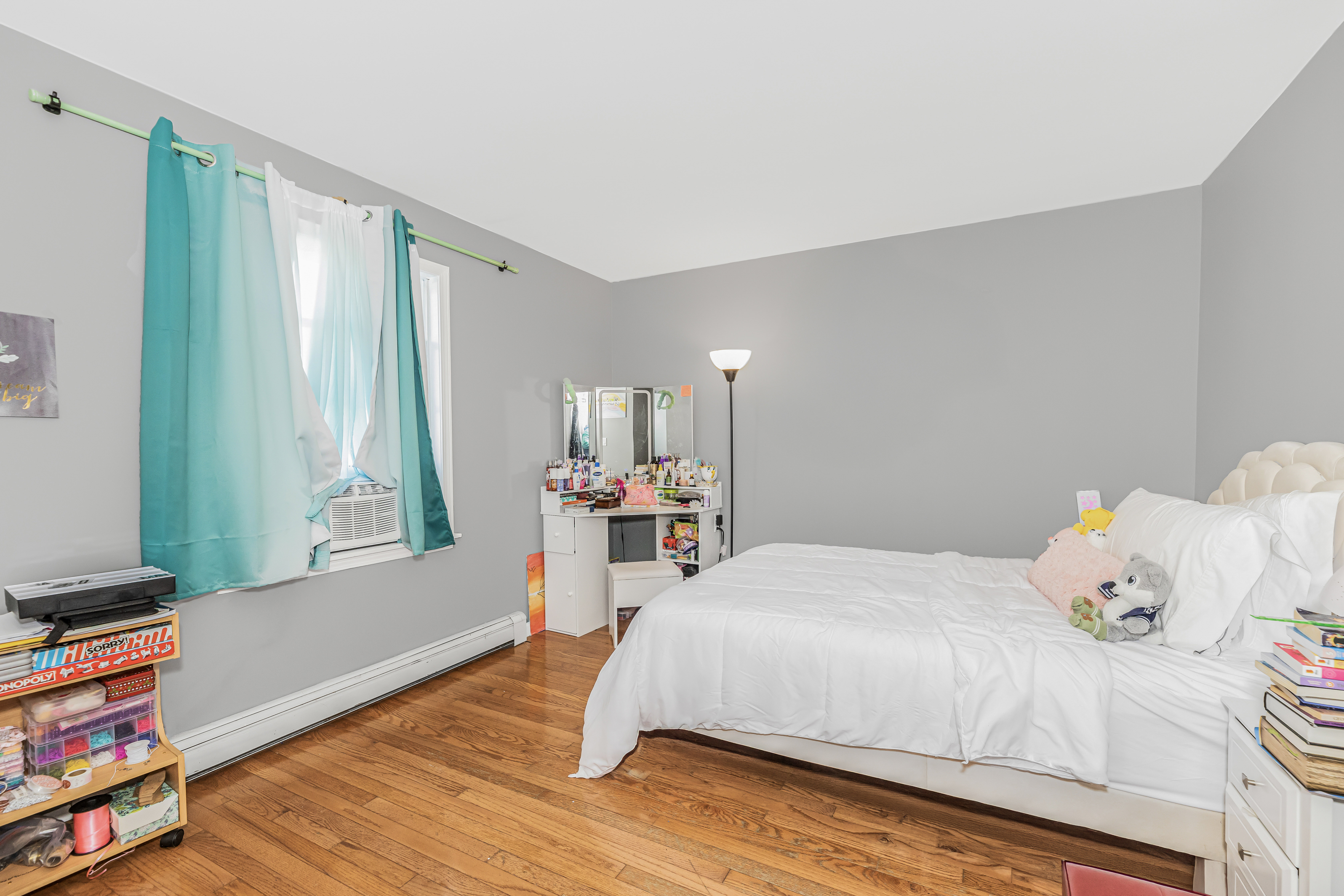 Yonkers, New York, 10703, United States, 4 Bedrooms Bedrooms, ,2 BathroomsBathrooms,Residential,For Sale,1825129
