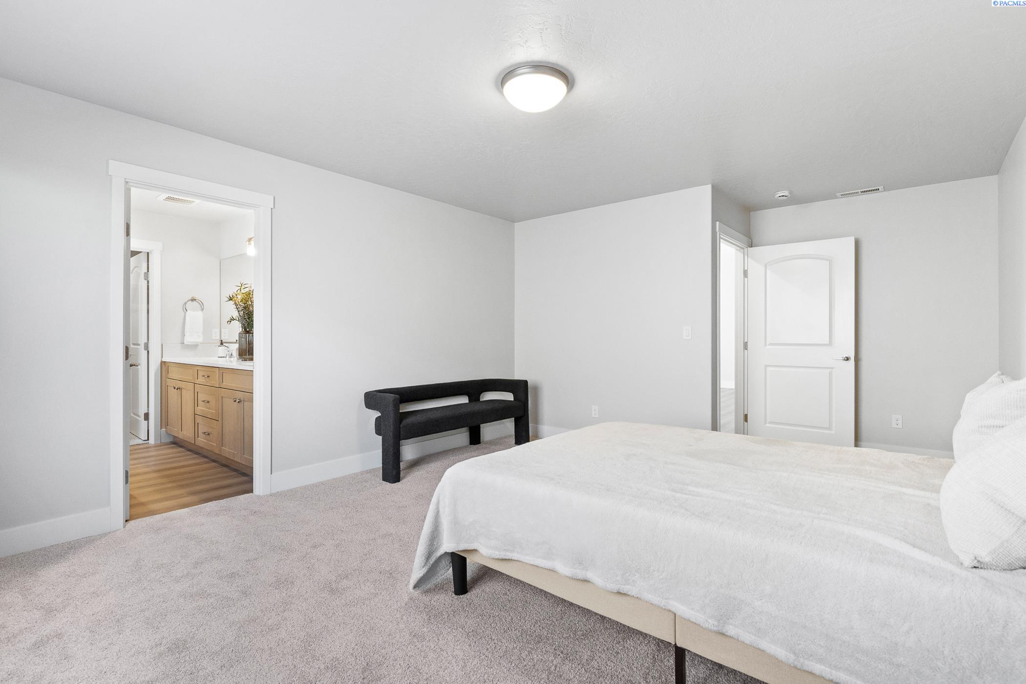 Kennewick, Washington, 99338, United States, 3 Bedrooms Bedrooms, ,1 BathroomBathrooms,Residential,For Sale,1969367