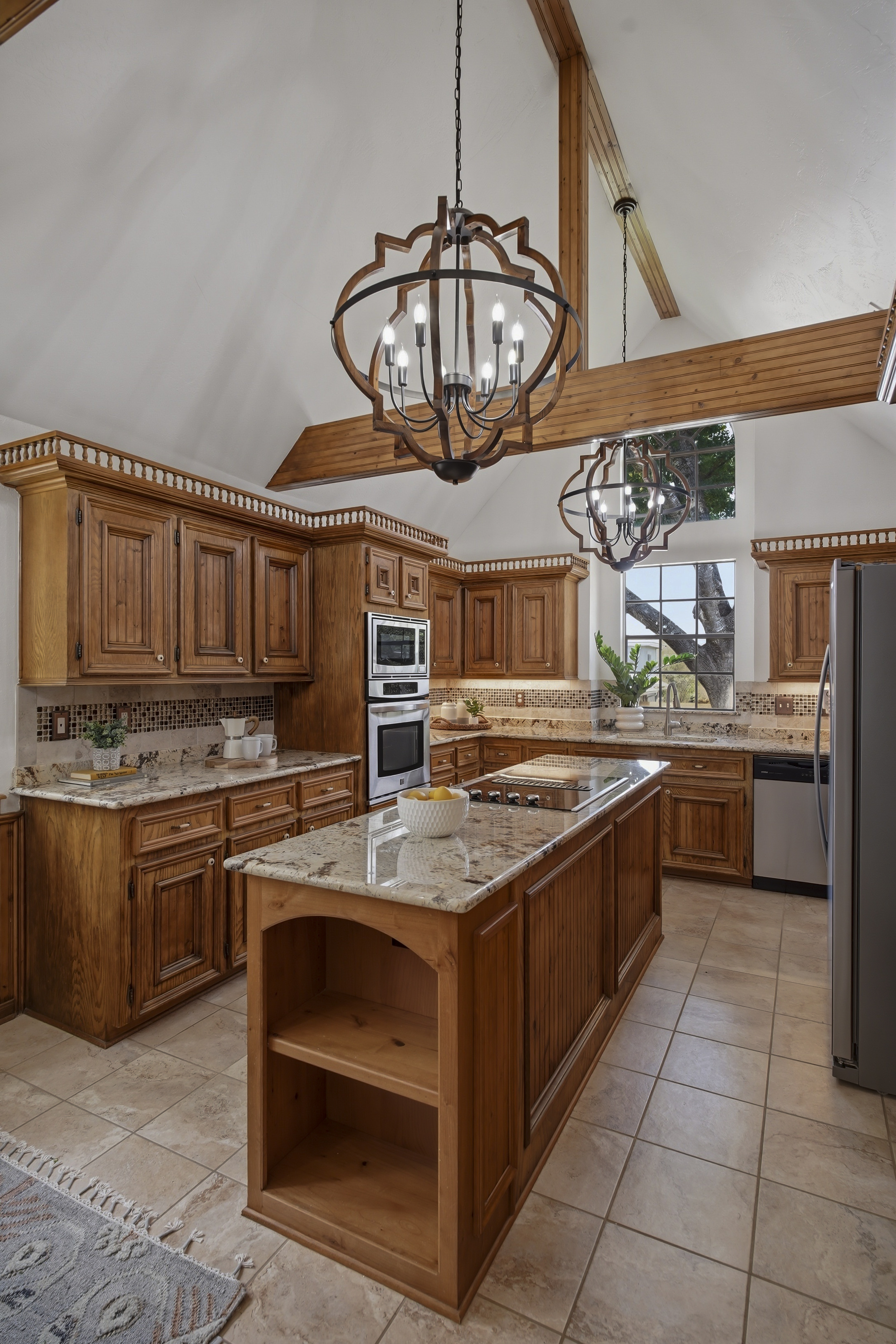  Custom Home with Private Backyard Oasis - 物件實景