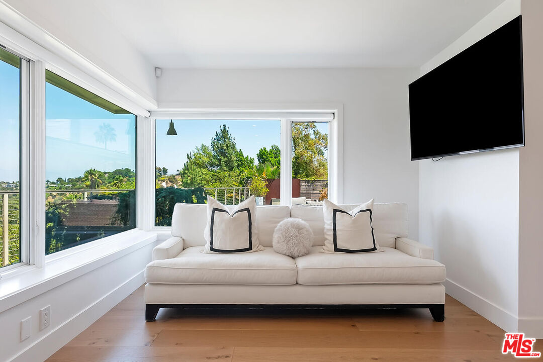 Sherman Oaks, California, 91403, United States, 3 Bedrooms Bedrooms, ,2 BathroomsBathrooms,Residential,For Sale,1940952