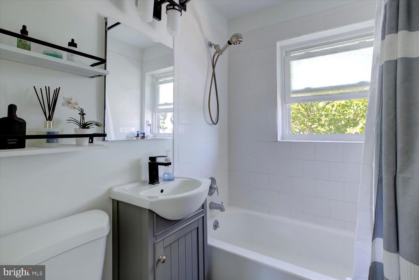 Arlington, Virginia, 22204, United States, 2 Bedrooms Bedrooms, ,1 BathroomBathrooms,Residential,For Sale,1951010