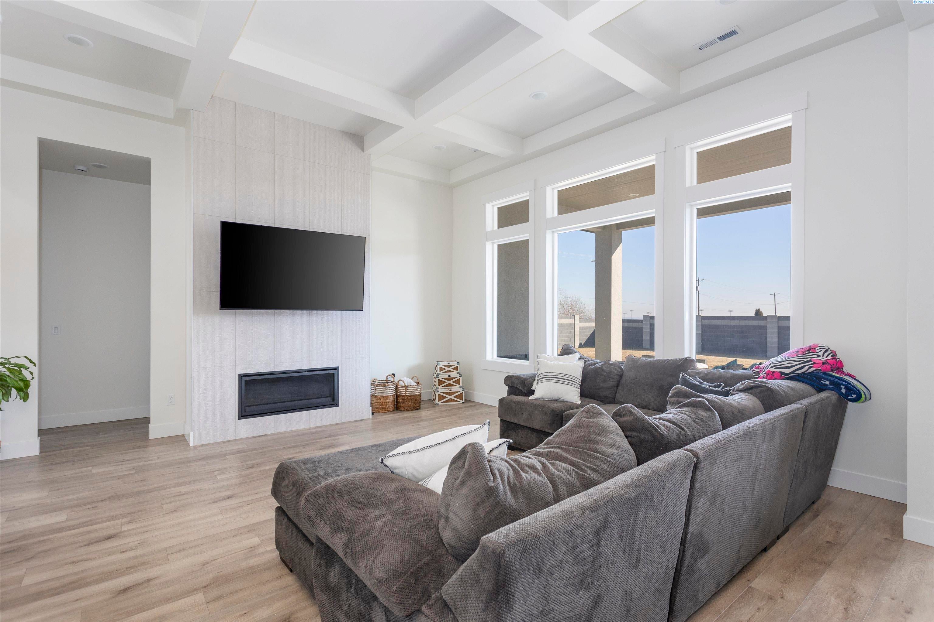 Kennewick, Washington, 99338, United States, 4 Bedrooms Bedrooms, ,3 BathroomsBathrooms,Residential,For Sale,2010743